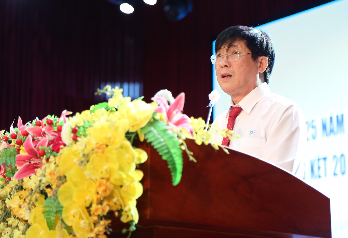 Chủ tịch Liên minh Hợp tác xã TPHCM Trần Ngọc Hưng thông tin tại buổi lễ. Ảnh: Ngô Tùng