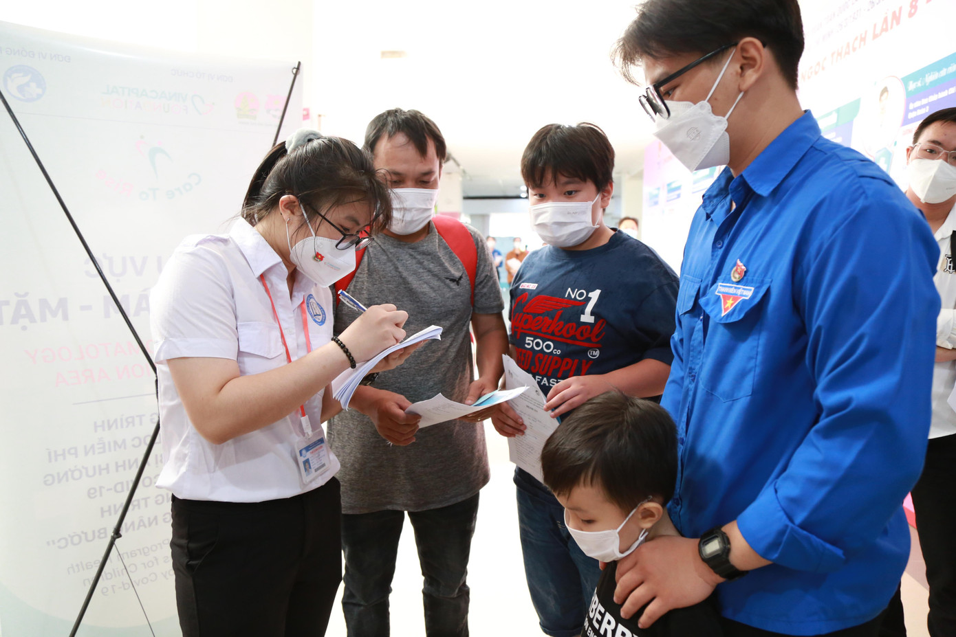 Khám sàng lọc, kiểm tra sức khỏe hậu COVID-19 cho hàng ngàn trẻ tại TPHCM ảnh 11