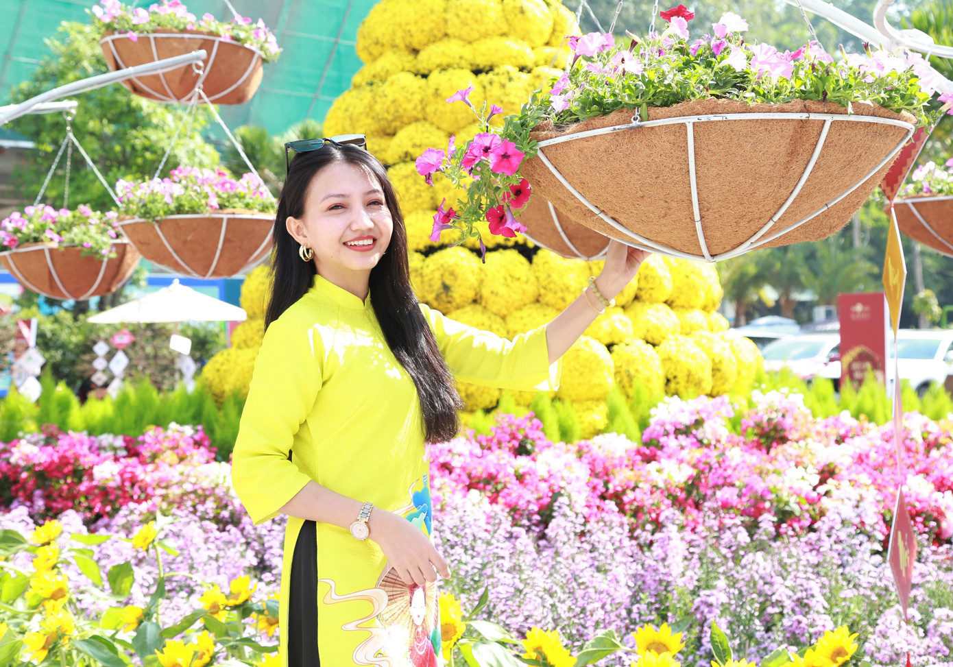 Thiếu nữ rạng rỡ khoe sắc trong nắng xuân.