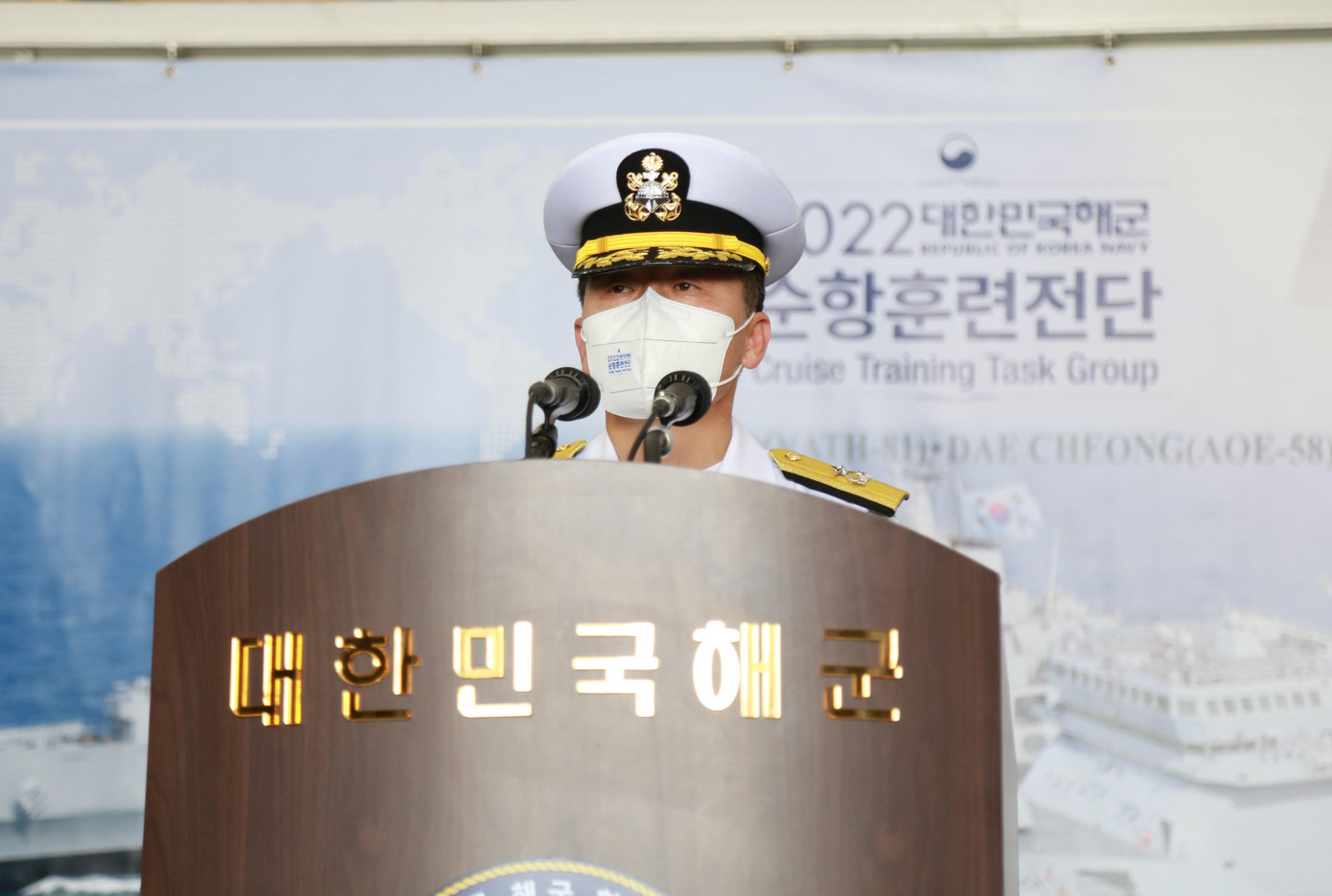 Chuẩn Đô đốc Kang Dong-goo - Chỉ huy trưởng Nhóm huấn luyện tuần tra trên biển của Hải quân Hàn Quốc, phát biểu tại buổi họp báo thông tin trên tàu Roks Hansando. Ảnh: Ngô Tùng