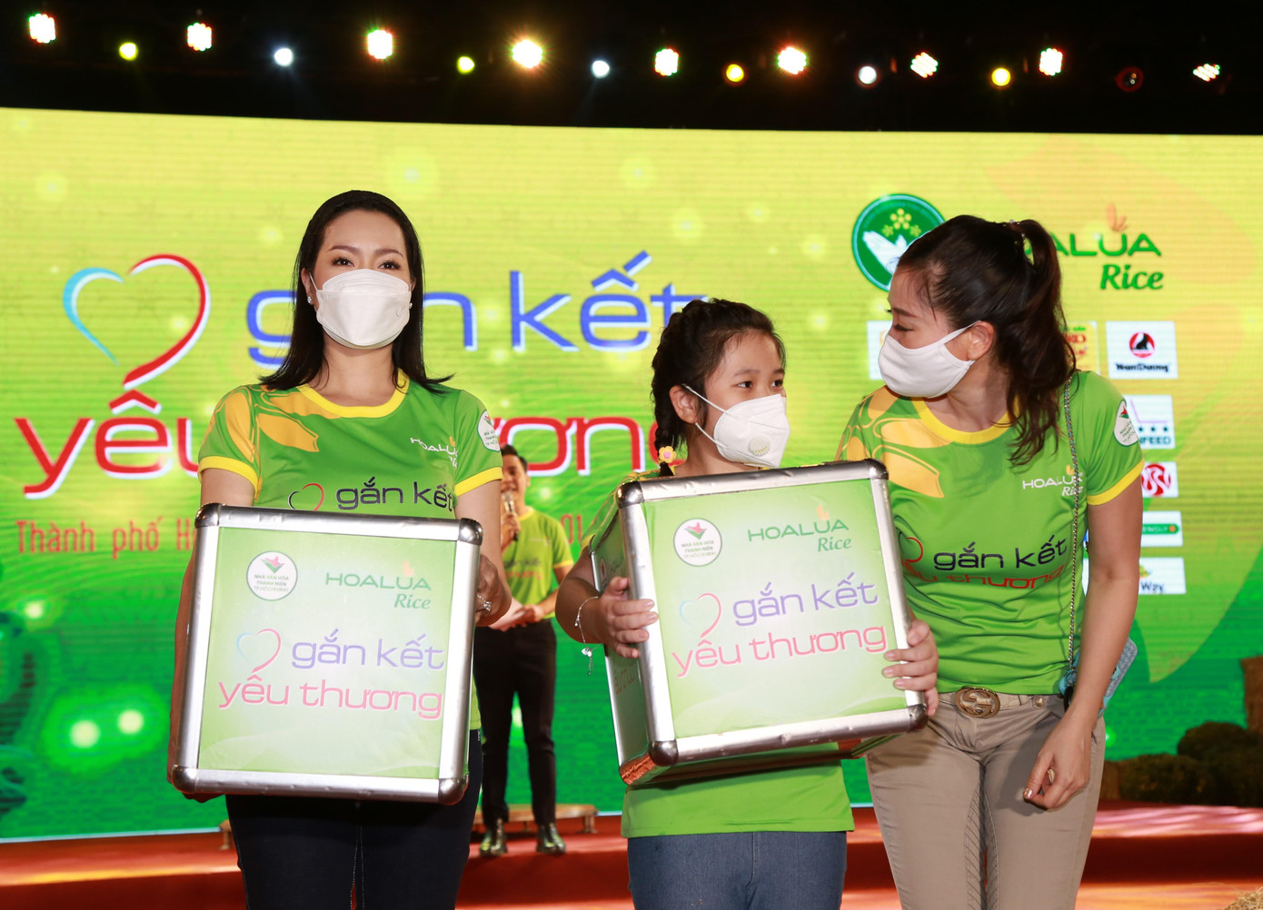 Á hậu Trịnh Kim Chi, Hoa hậu Đàm Lưu Ly cùng con gái ôm thùng nhận quyên góp để chăm lo cho 10 bệnh nhi ung thư. Á hậu Trịnh Kim Chi, Hoa hậu Đàm Lưu Ly cùng con gái ôm thùng nhận quyên góp để chăm lo cho 10 bệnh nhi ung thư.