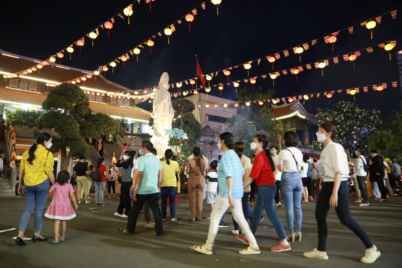 Khuôn viên Tổ đình Vĩnh Nghiêm Rằm tháng Giêng.