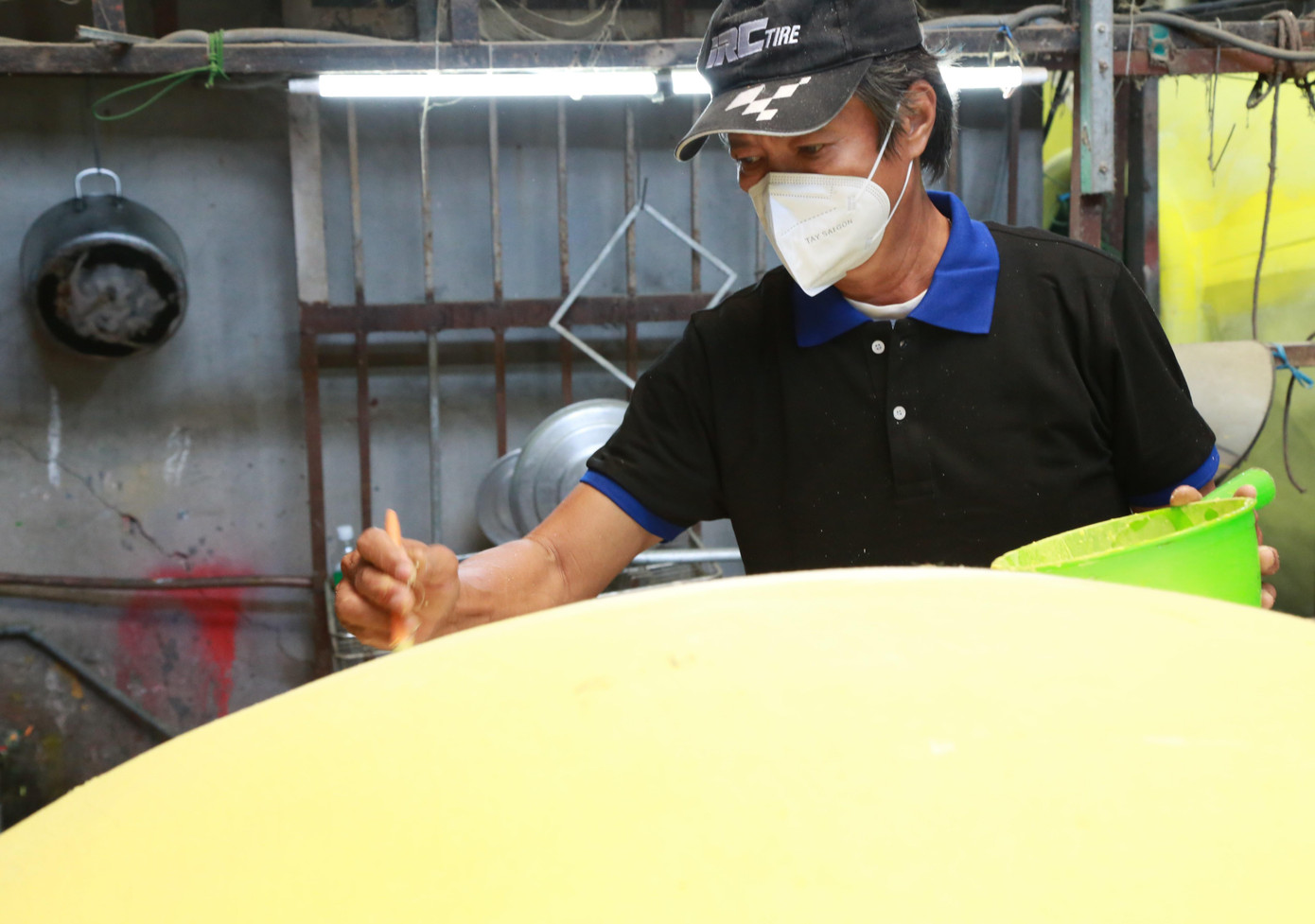 Bước sơn phủ bề mặt ngoài cho linh vật và tiểu cảnh gần như là công đoạn sau cùng trước khi chúng được mang ra Phố đi bộ Nguyễn Huệ thi công.