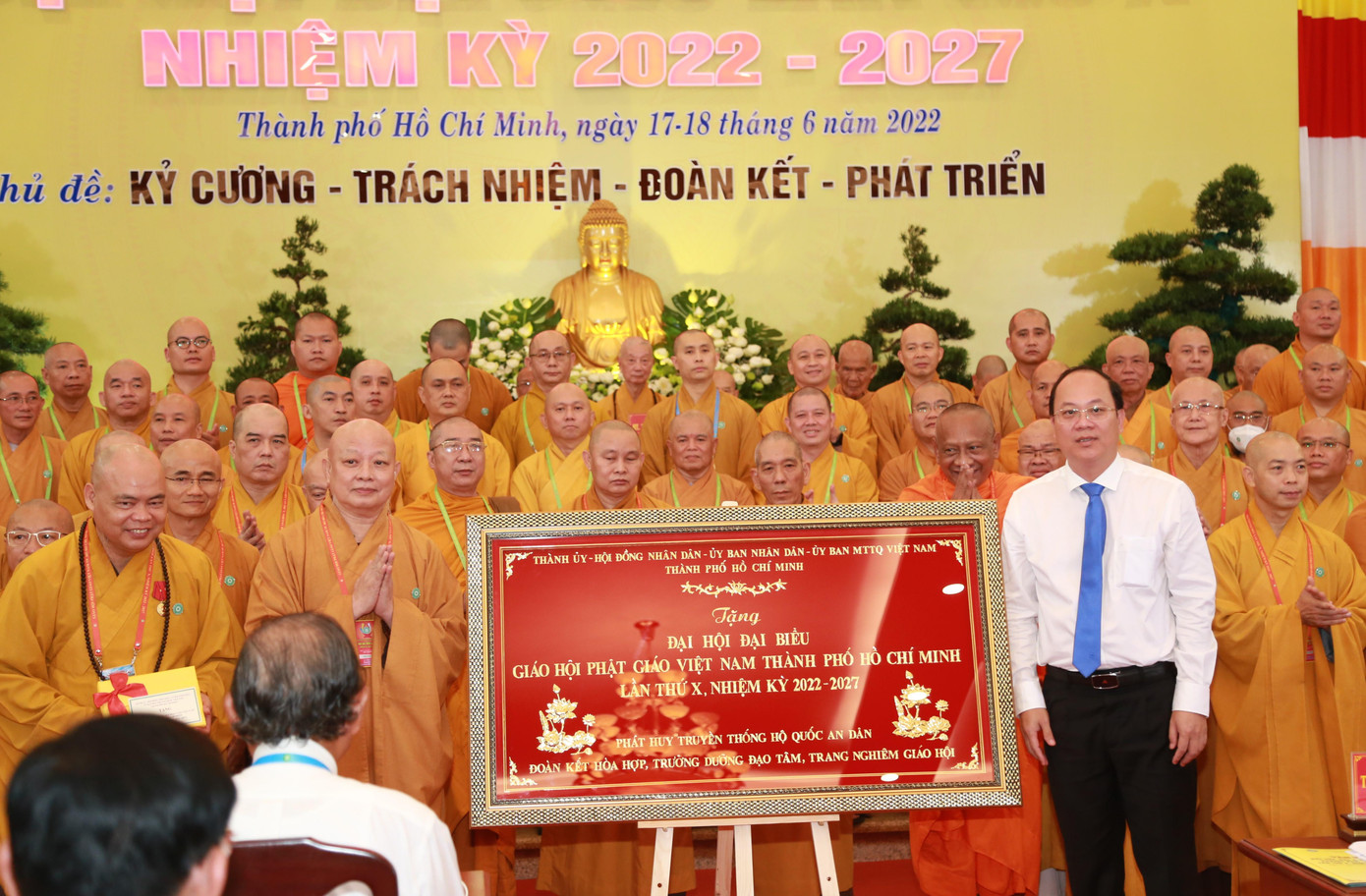 Ông Nguyễn Hồ Hải, Phó Bí thư Thành ủy TPHCM tặng bức khánh chúc mừng Ban Trị sự GHPGVN nhiệm kỳ 2022 - 2027. Ông Nguyễn Hồ Hải, Phó Bí thư Thành ủy TPHCM tặng bức khánh chúc mừng Ban Trị sự GHPGVN nhiệm kỳ 2022 - 2027.