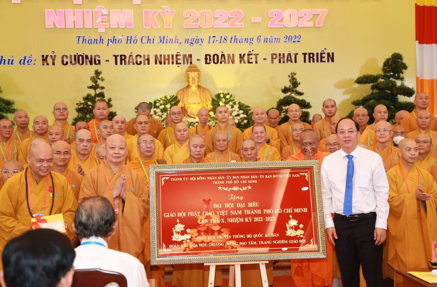 Ông Nguyễn Hồ Hải, Phó Bí thư Thành ủy TPHCM tặng bức khánh chúc mừng Ban Trị sự GHPGVN nhiệm kỳ 2022 - 2027. Ông Nguyễn Hồ Hải, Phó Bí thư Thành ủy TPHCM tặng bức khánh chúc mừng Ban Trị sự GHPGVN nhiệm kỳ 2022 - 2027.