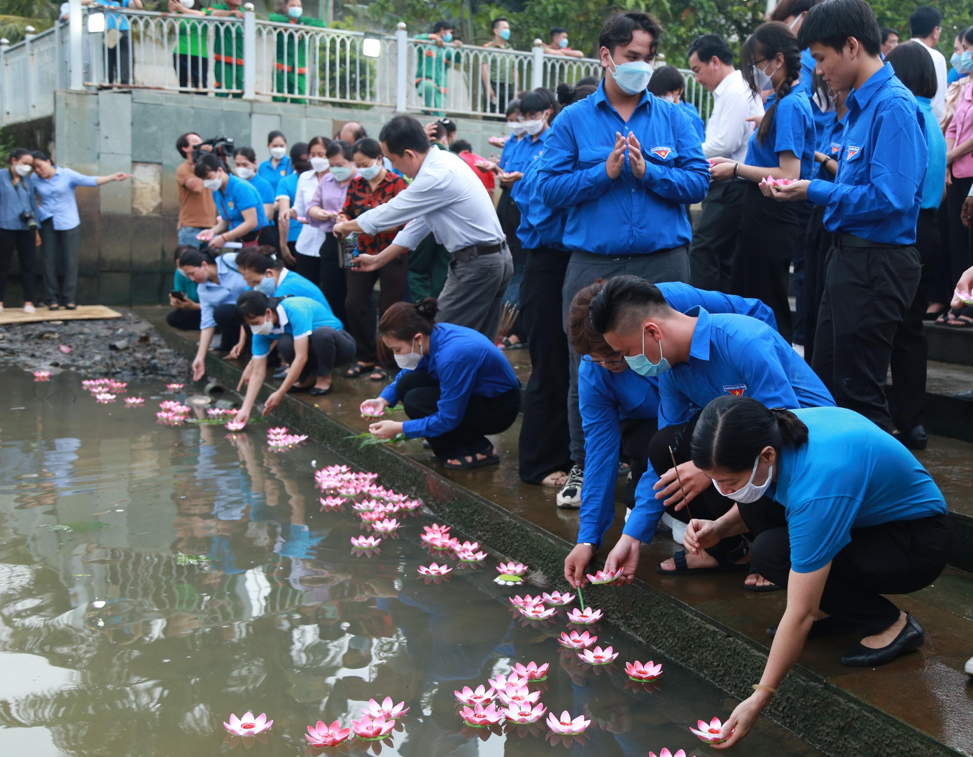 Cán bộ, nhân dân và các bạn trẻ thành phố Thủ Đức thả đèn hoa tại khu vực cạnh Bia tưởng niệm các liệt sĩ chiến đấu bảo vệ cầu Rạch Chiếc trong chiến dịch Hồ Chí Minh. Ảnh: Ngô Tùng