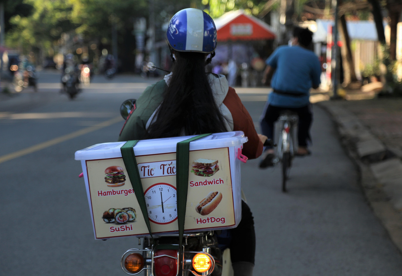 Ba mẹ chia tay, hoàn cảnh gia đình có nhiều khó khăn, ngay từ khi vào đại học, Thúy Kiều đã tự lực cánh sinh chuyện sinh hoạt, học tập ở nơi đất khách quê người. Từ đầu tháng 10 vừa qua, qua giới thiệu của các chị ở lưu xá, Kiều nhận việc bán các món ăn điểm tâm (như sushi, sandwich, hamburger) trước một điểm trường ở TP Dĩ An (Bình Dương) vào mỗi buổi sáng để kiếm thêm khoản tiền trang trải cuộc sống thường nhật.