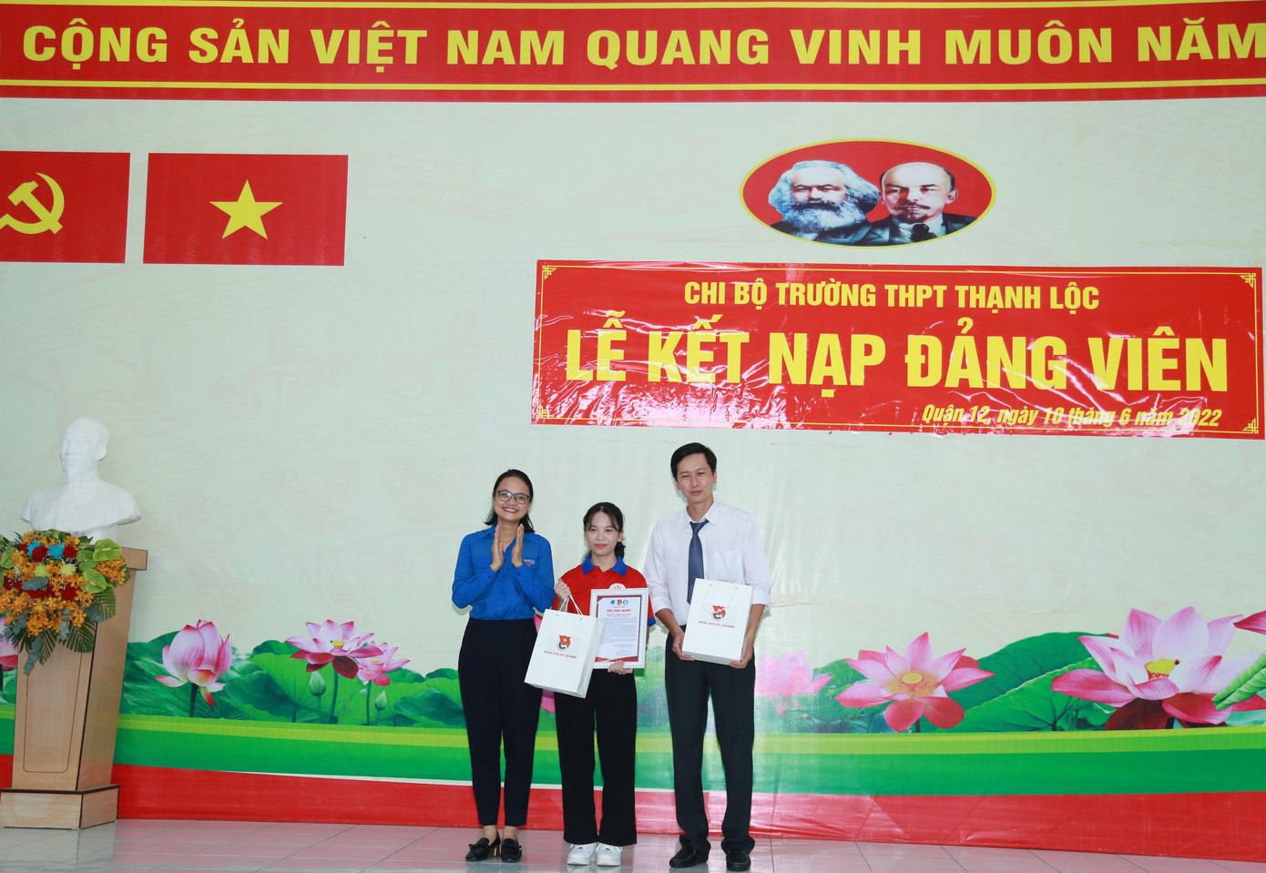 Chị Trần Thu Hà, Phó Bí thư, Chủ tịch Hội đồng Đội TPHCM trao quà cho các đảng viên mới.