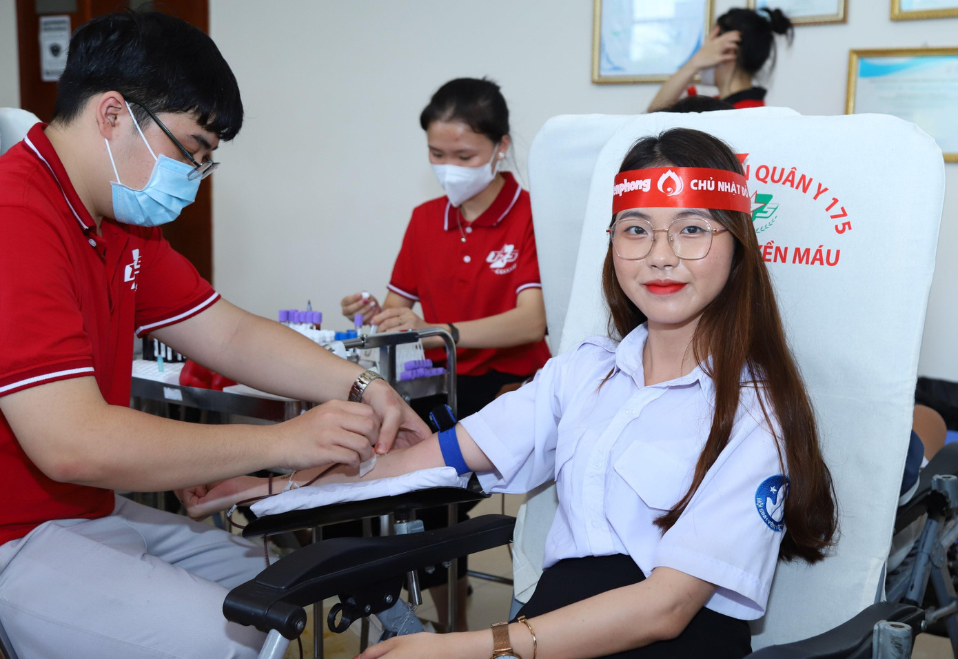 Nguyễn Thị Châu Anh, Phó Chủ tịch Hội Sinh viên TPHCM, Chủ tịch Hội Sinh viên Trường Đại học Quốc tế (ĐHQG TPHCM) tham gia chia sẻ tại ngày hội. Châu Anh cho biết những hoạt động xã hội như hiến máu tình nguyện Chủ nhật Đỏ luôn được Hội Sinh viên của trường quan tâm triển khai. “Mình tin việc tham gia những hoạt động xã hội như thế này sẽ giúp các bạn sinh viên rèn luyện được tinh thần tự nguyện, sẵn sàng đóng góp cho xã hội. Đây cũng là cơ sở để đánh giá quá trình phấn đấu của sinh viên trong quãng đường đại học”, Châu Anh chia sẻ. Nguyễn Thị Châu Anh, Phó Chủ tịch Hội Sinh viên TPHCM, Chủ tịch Hội Sinh viên Trường Đại học Quốc tế (ĐHQG TPHCM) tham gia chia sẻ tại ngày hội. Châu Anh cho biết những hoạt động xã hội như hiến máu tình nguyện Chủ nhật Đỏ luôn được Hội Sinh viên của trường quan tâm triển khai. “Mình tin việc tham gia những hoạt động xã hội như thế này sẽ giúp các bạn sinh viên rèn luyện được tinh thần tự nguyện, sẵn sàng đóng góp cho xã hội. Đây cũng là cơ sở để đánh giá quá trình phấn đấu của sinh viên trong quãng đường đại học”, Châu Anh chia sẻ.