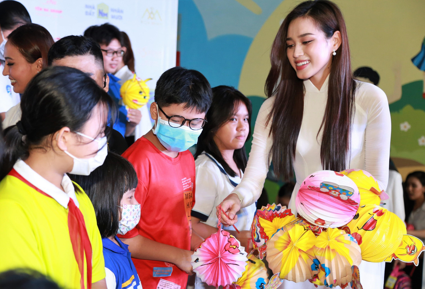 Hoa hậu Đỗ Thị Hà tặng lồng đèn Trung thu cho các em nhỏ.