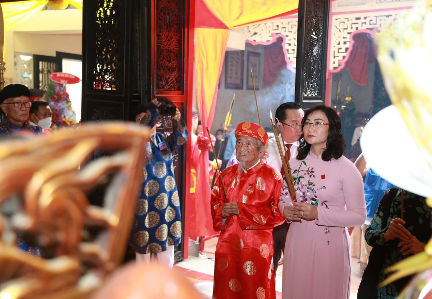 Phó Chủ tịch UBND TPHCM Phan Thị Thắng và nhà sử học Nguyễn Đình Tư dâng hương tưởng nhớ Đức Thượng công Lê Văn Duyệt. Phó Chủ tịch UBND TPHCM Phan Thị Thắng và nhà sử học Nguyễn Đình Tư dâng hương tưởng nhớ Đức Thượng công Lê Văn Duyệt.