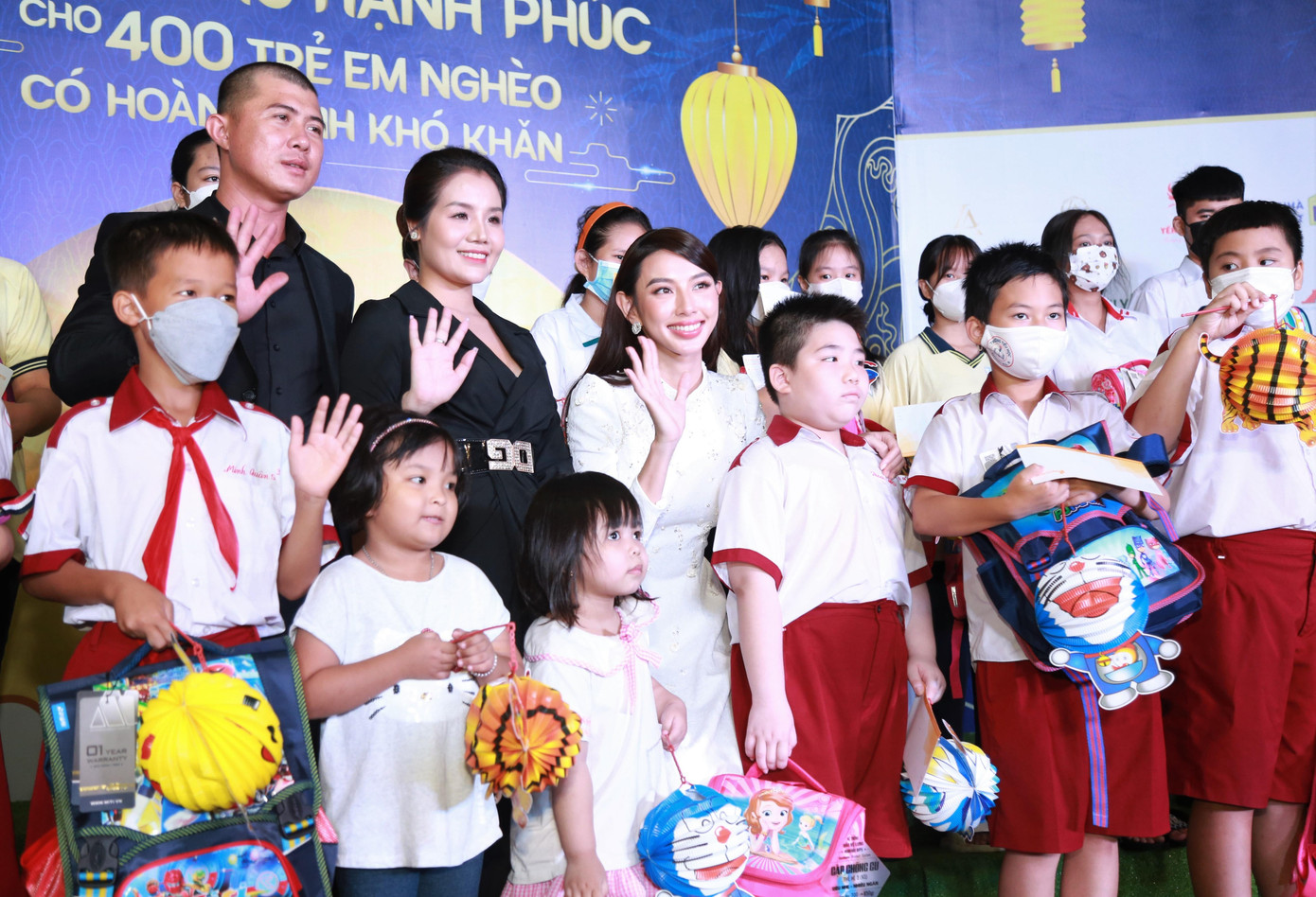 Vừa về nước hôm trước, Hoa hậu Thùy Tiên đã góp mặt trong chương trình và làm nên đêm hội Trăng Rằm ý nghĩa dành cho các em nhỏ.