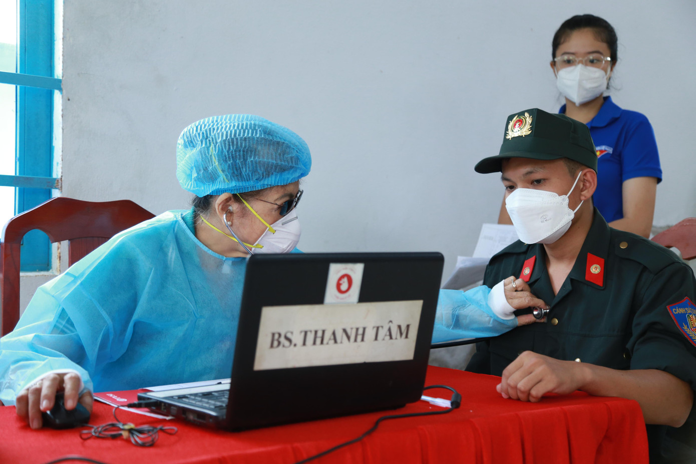 Bác sĩ Trần Thị Thanh Tâm (Trung tâm Hiến máu nhân đạo TPHCM) khám sàng lọc sức khỏe của người hiến máu một cách kỹ càng để đảm bảo chất lượng của nguồn máu tiếp nhận được.