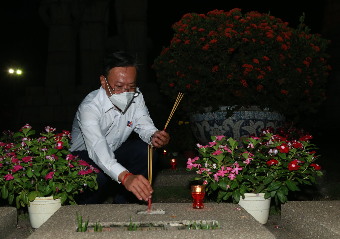 Ông Nguyễn Hữu Hiệp, Trưởng ban Dân vận Thành ủy TPHCM cùng gửi những nén nhang, ngọn nến lên các phần mộ liệt sĩ.