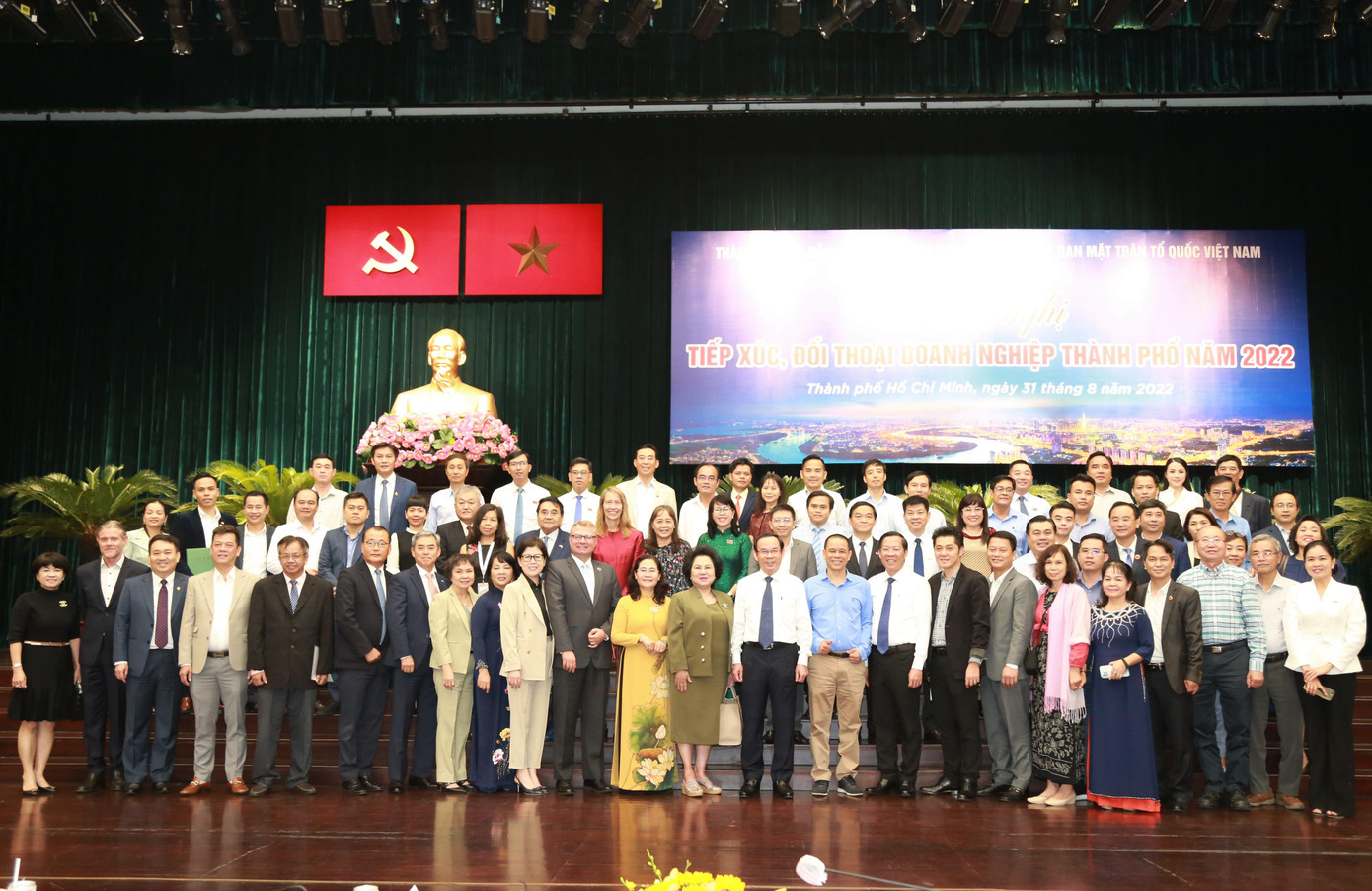 Lãnh đạo TPHCM chụp ảnh lưu niệm cùng cộng đồng doanh nghiệp thành phố. Ảnh: Ngô Tùng