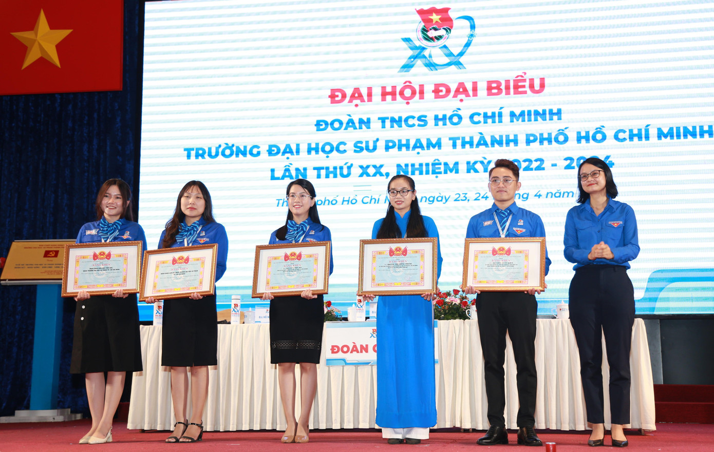 Thành Đoàn TPHCM trao bằng khen ghi nhận những đóng góp tích cực của tập thể Ban Thường vụ, Ban Chấp hành Đoàn trường nhiệm kỳ qua. Thành Đoàn TPHCM trao bằng khen ghi nhận những đóng góp tích cực của tập thể Ban Thường vụ, Ban Chấp hành Đoàn trường nhiệm kỳ qua.