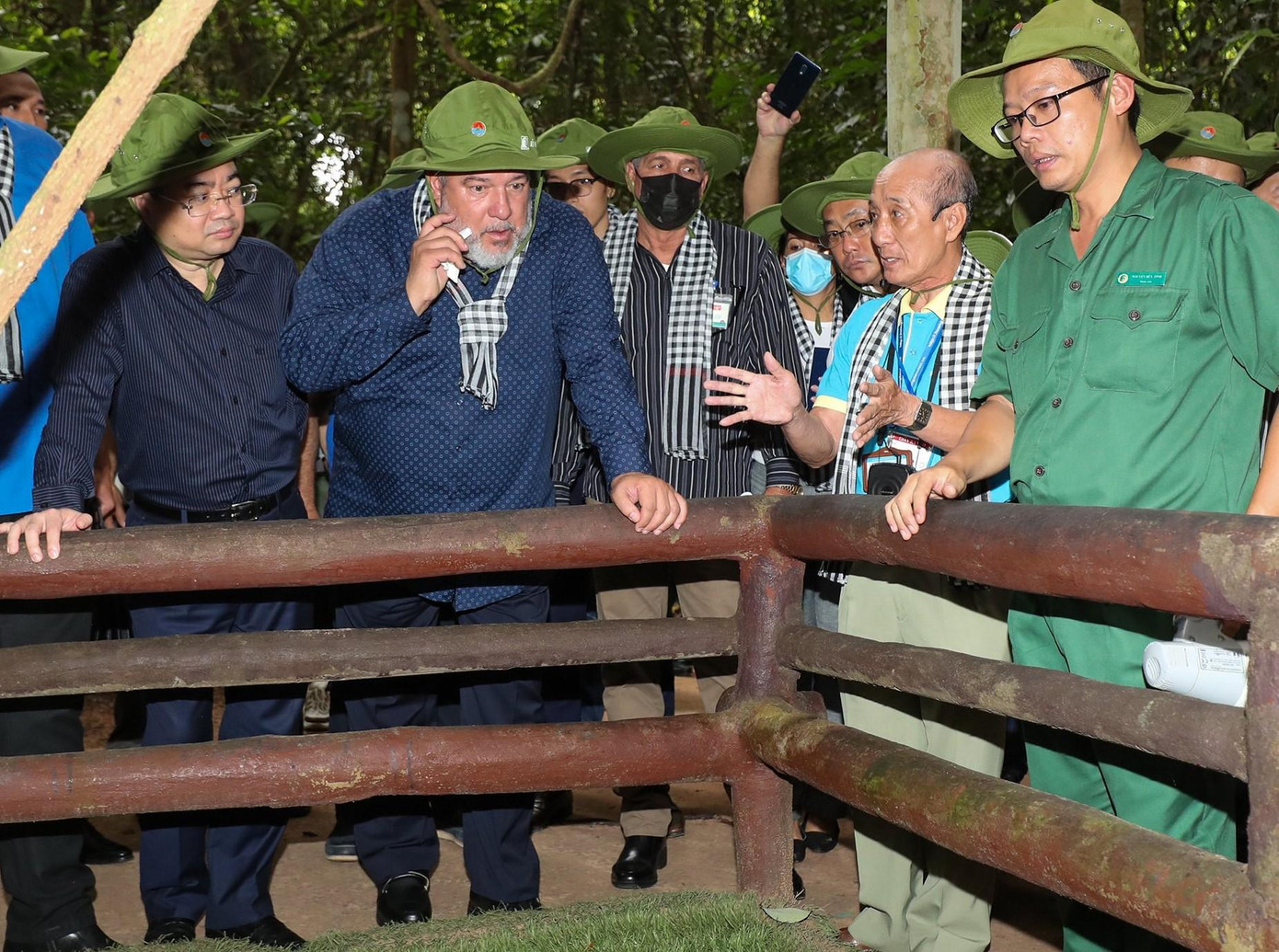 Nghe hướng dẫn viên giới thiệu Khu Di tích lịch sử Địa đạo Củ Chi, Thủ tướng Manuel Marrero Cruz bày tỏ sự thích thú với kỳ quan nghệ thuật quân sự này.