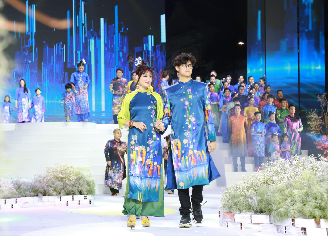 Diễn viên Hiền Mai cùng con trai Diễn viên Hiền Mai cùng con trai