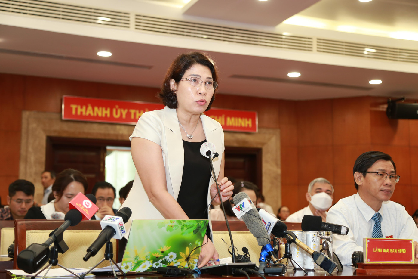 Đại diện các sở ngành thành phố trao đổi cùng doanh nghiệp.