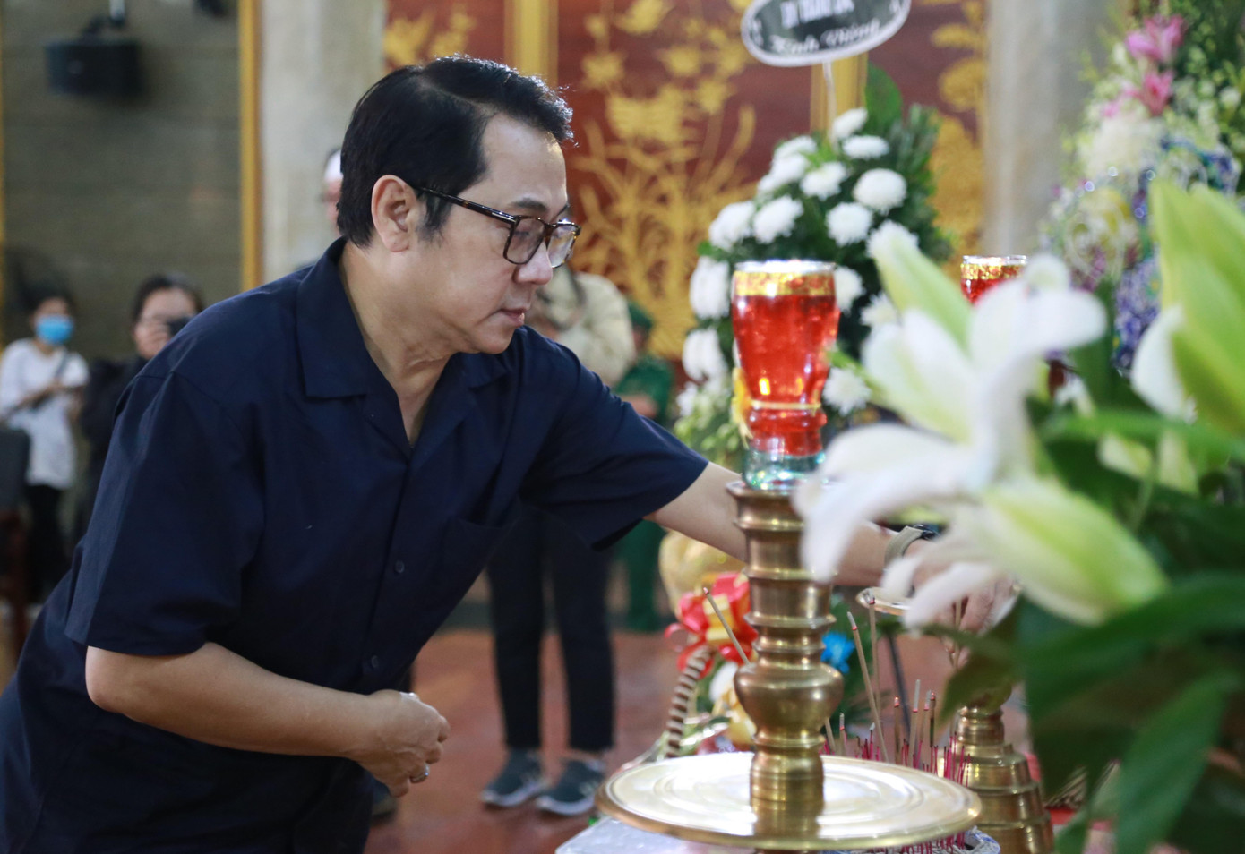 Anh dành sự ngưỡng mộ tuyệt đối dành cho người đồng nghiệp gạo cội. Anh dành sự ngưỡng mộ tuyệt đối dành cho người đồng nghiệp gạo cội.