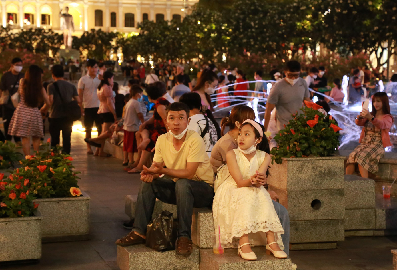 Người dân ngồi nghỉ ngơi bên đài phun nước giữa phố đi bộ trung tâm.