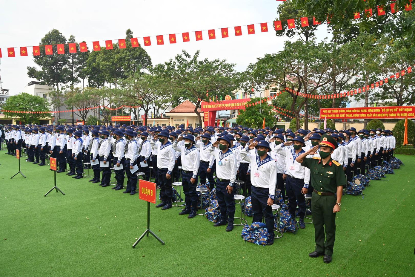 Quang cảnh buổi lễ giao quân tại Ban Chỉ huy Quân sự quận 12 - Ảnh: Quốc Thanh.