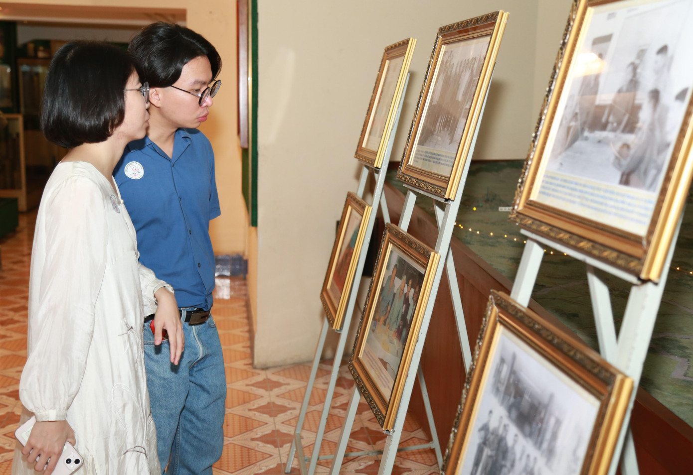 Thế hệ trẻ xem lại những hình ảnh gắn liền cuộc đời hoạt động sôi nổi và nhiều cống hiến của Thiếu tướng Hoàng Thế Thiện.