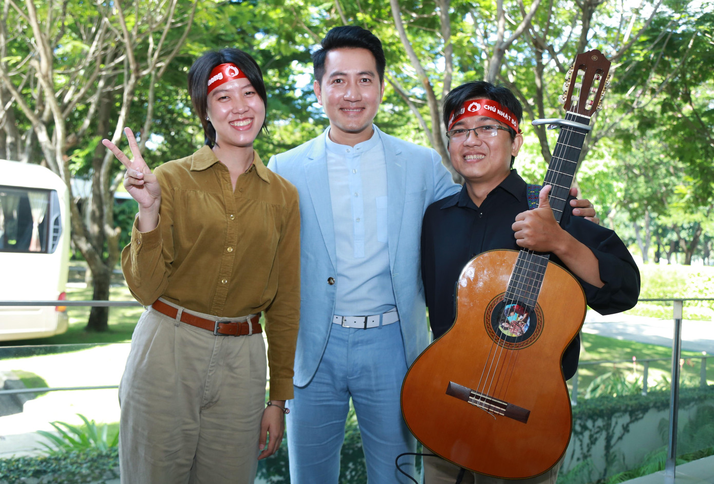 Hoàng Trang - Nguyễn Đông có dịp hội ngộ ca sĩ đàn anh Nguyễn Phi Hùng.