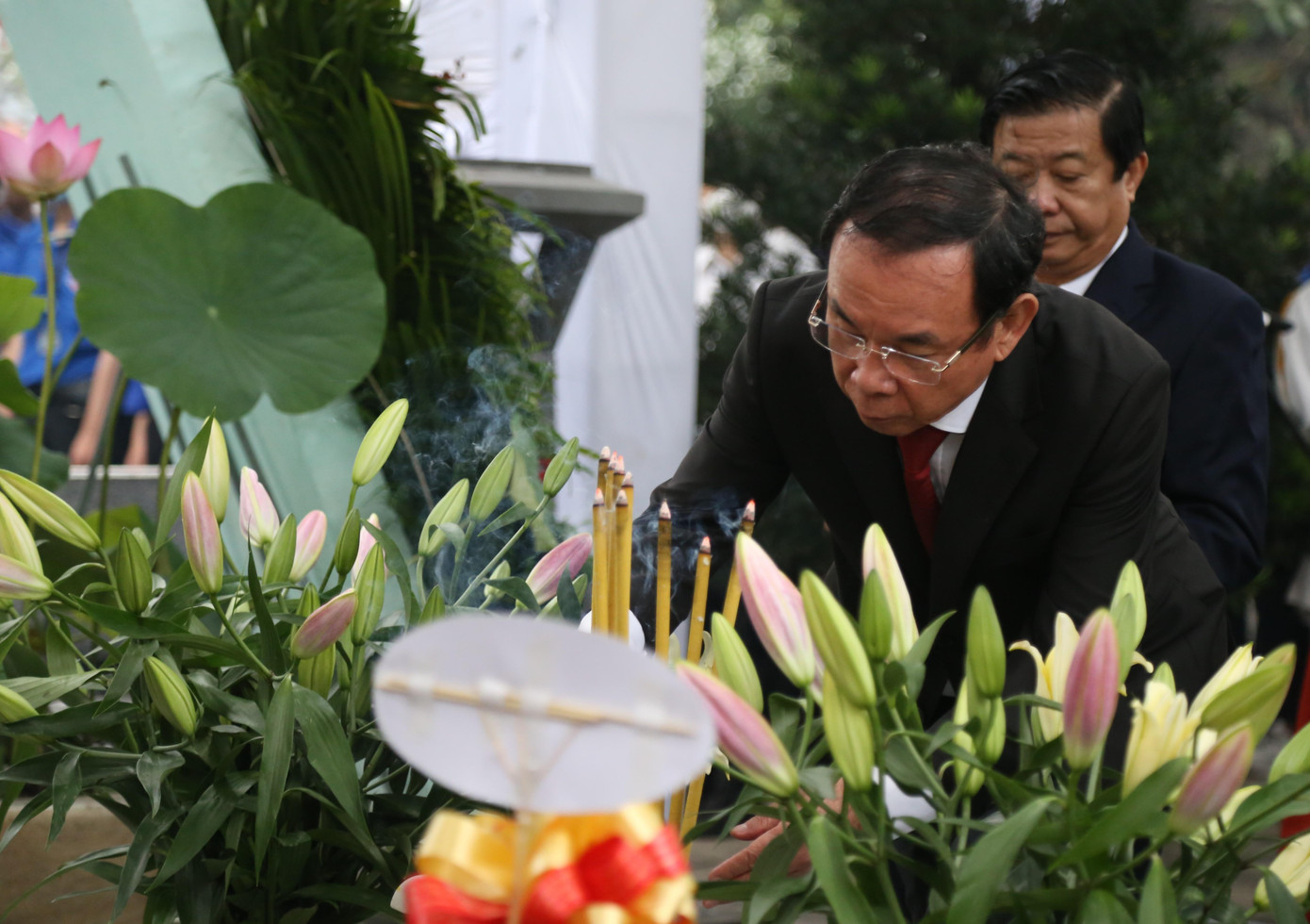 Bí thư Thành ủy TPHCM dâng hương kính nhớ cố Thủ tướng.