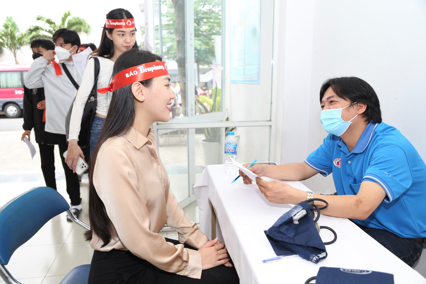 Sau khi kiểm tra nhanh tình trạng thể chất, bác sĩ cho phép Trần Thị Bé Quyên hiến máu tại chương trình.