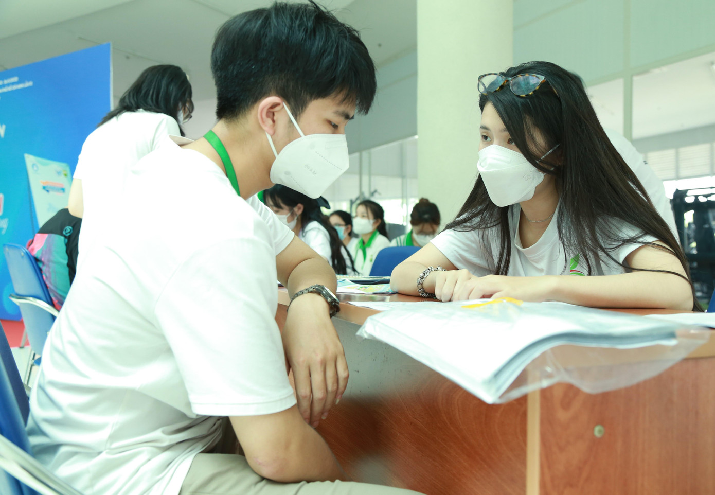 Sinh viên Trường Đại học Y khoa Phạm Ngọc Thạch tư vấn cách thức chăm sóc sức khỏe và dinh dưỡng cho các bạn trẻ tham gia ngày hội