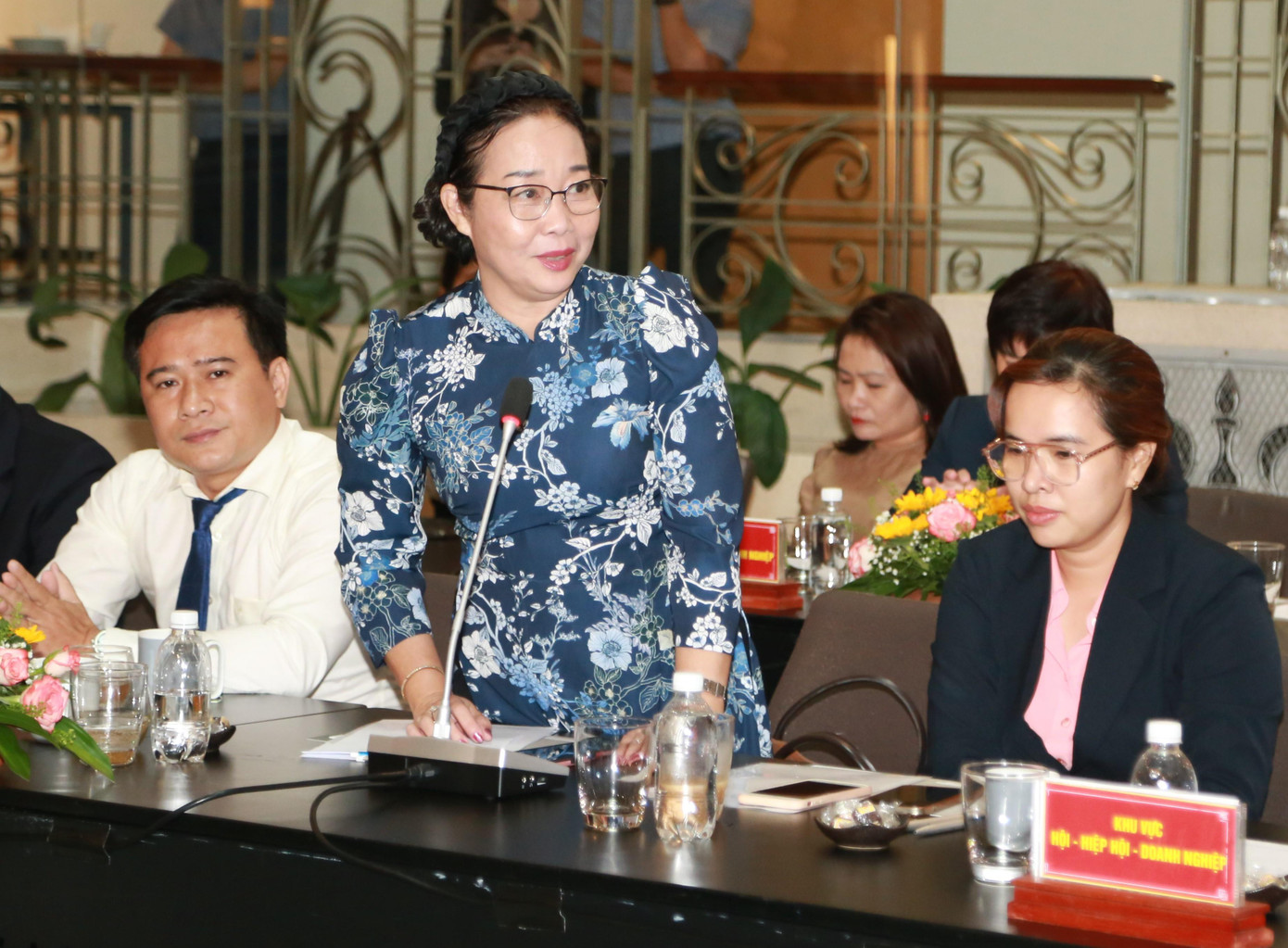 Giám đốc Bảo tàng Áo dài Huỳnh Ngọc Vân trao đổi tại hội nghị.