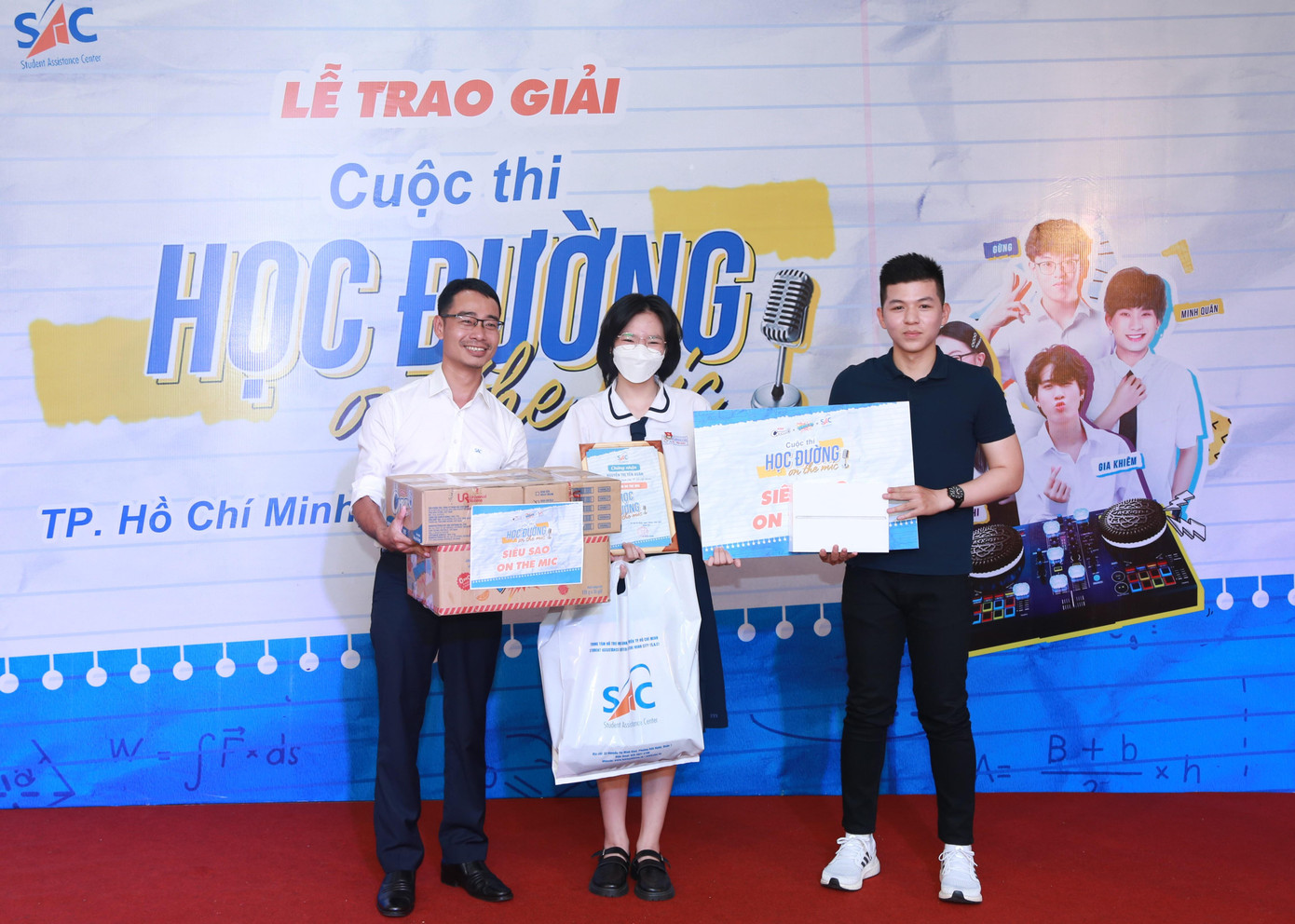 Ban tổ chức trao giải thưởng “Siêu sao On the mic” cho bạn Yến Xuân - Ảnh: Ngô Tùng
