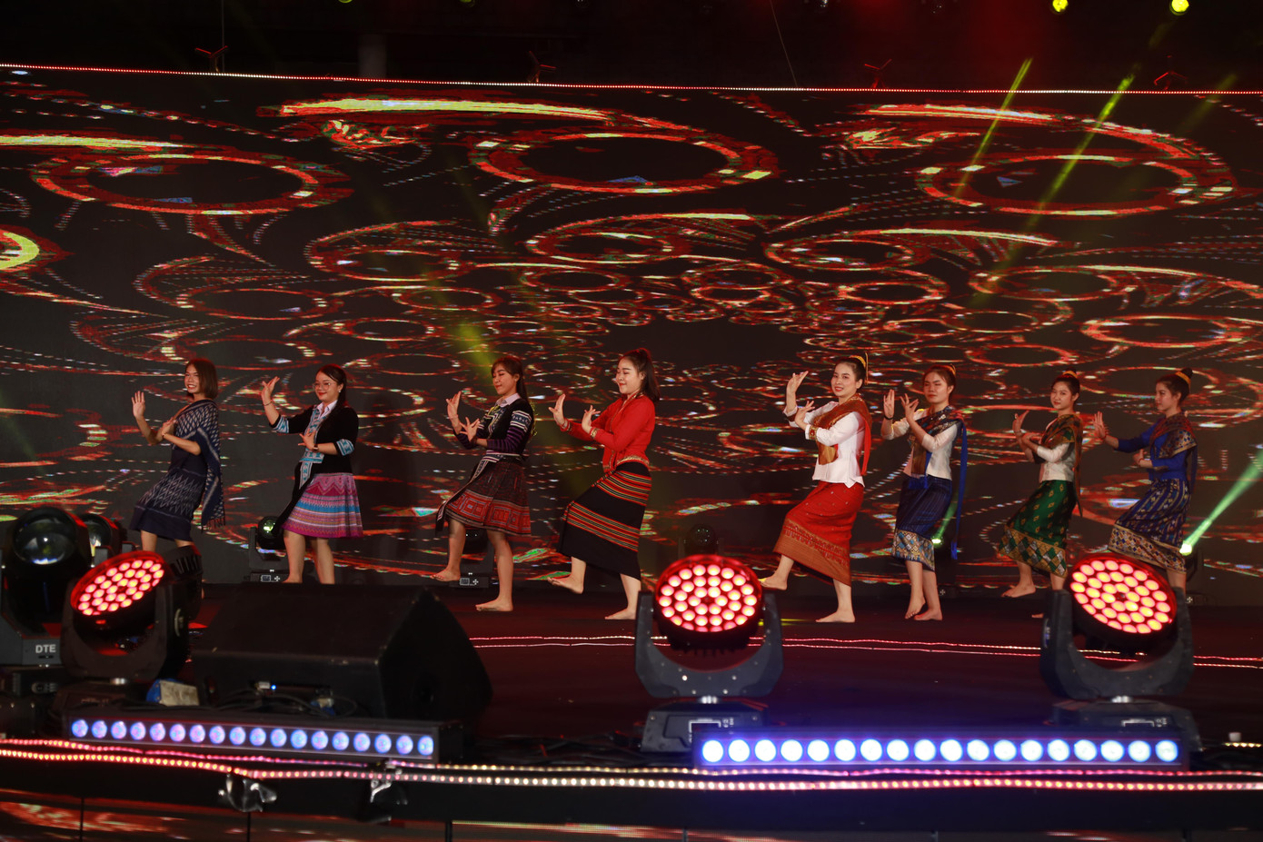 Cùng với các nghệ sĩ, các bạn trẻ sinh viên các quốc gia Đông Nam Á cũng mang đến đêm nhạc những tiết mục múa hát truyền thống của mình như một biểu tượng của tình đoàn kết, hữu nghị giữa các quốc gia ASEAN.