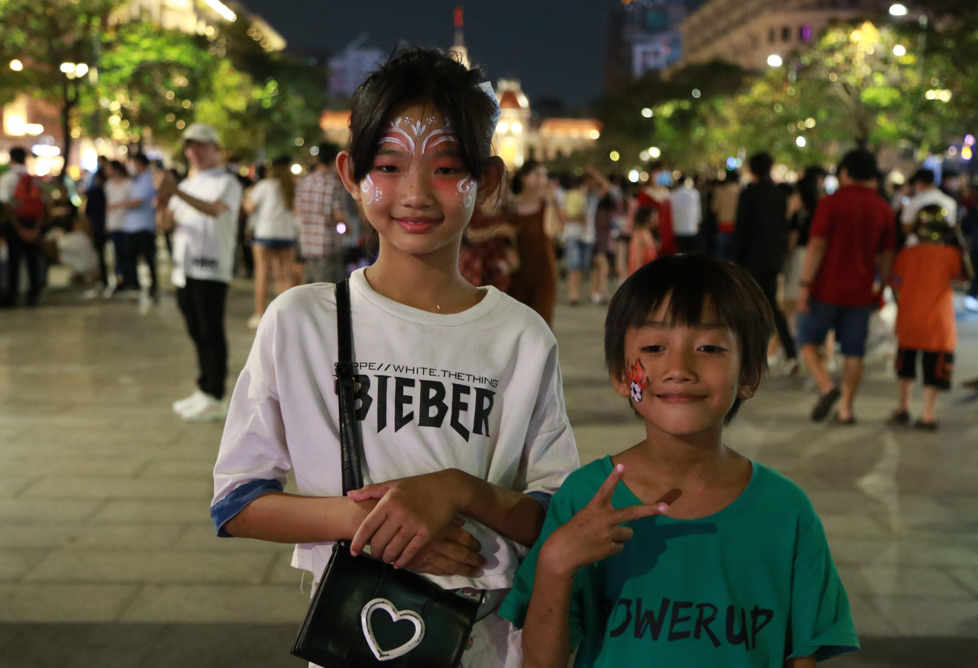 Không đeo mặt nạ hay khoác những bộ cánh cầu kỳ, đôi bạn nhỏ này chọn cách vẽ lên mặt những họa tiết đáng yêu. Không đeo mặt nạ hay khoác những bộ cánh cầu kỳ, đôi bạn nhỏ này chọn cách vẽ lên mặt những họa tiết đáng yêu.