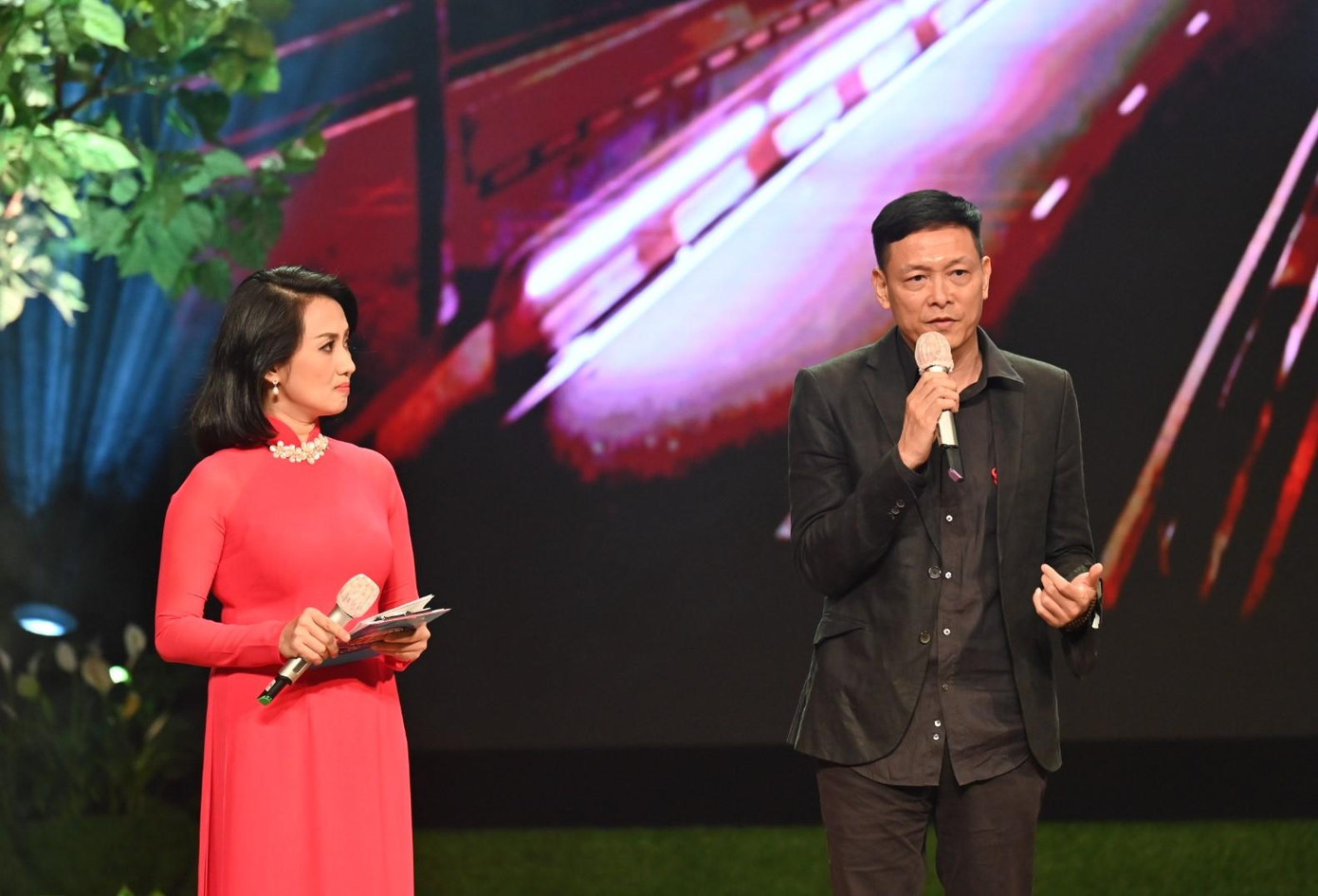 Đạo diễn Ngô Quang Hải chia sẻ về bộ phim tài liệu "Những Chiến binh thầm lặng” (tác giả Đặng Thị Thanh Bình) khắc họa hình ảnh lăn xả, nhiệt huyết của các đội ngũ tình nguyện viên trong tuyến lửa chống lại "giặc" COVID-19