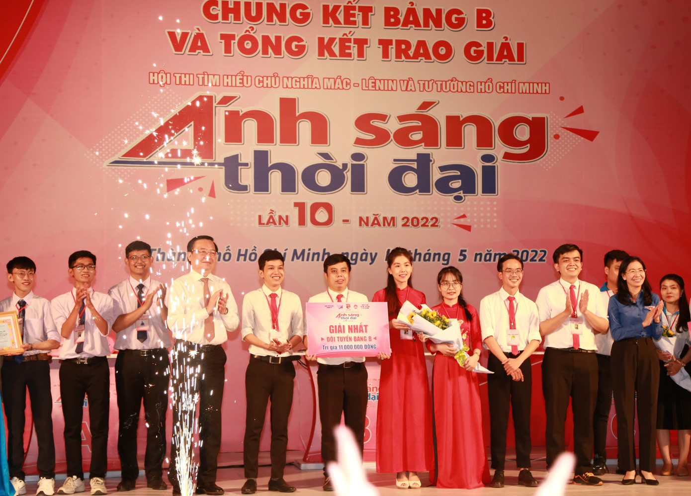 Ban tổ chức trao giải Nhất cho đội 2 Đại học Khoa học Tự nhiên (ĐHQG TPHCM). Ban tổ chức trao giải Nhất cho đội 2 Đại học Khoa học Tự nhiên (ĐHQG TPHCM).