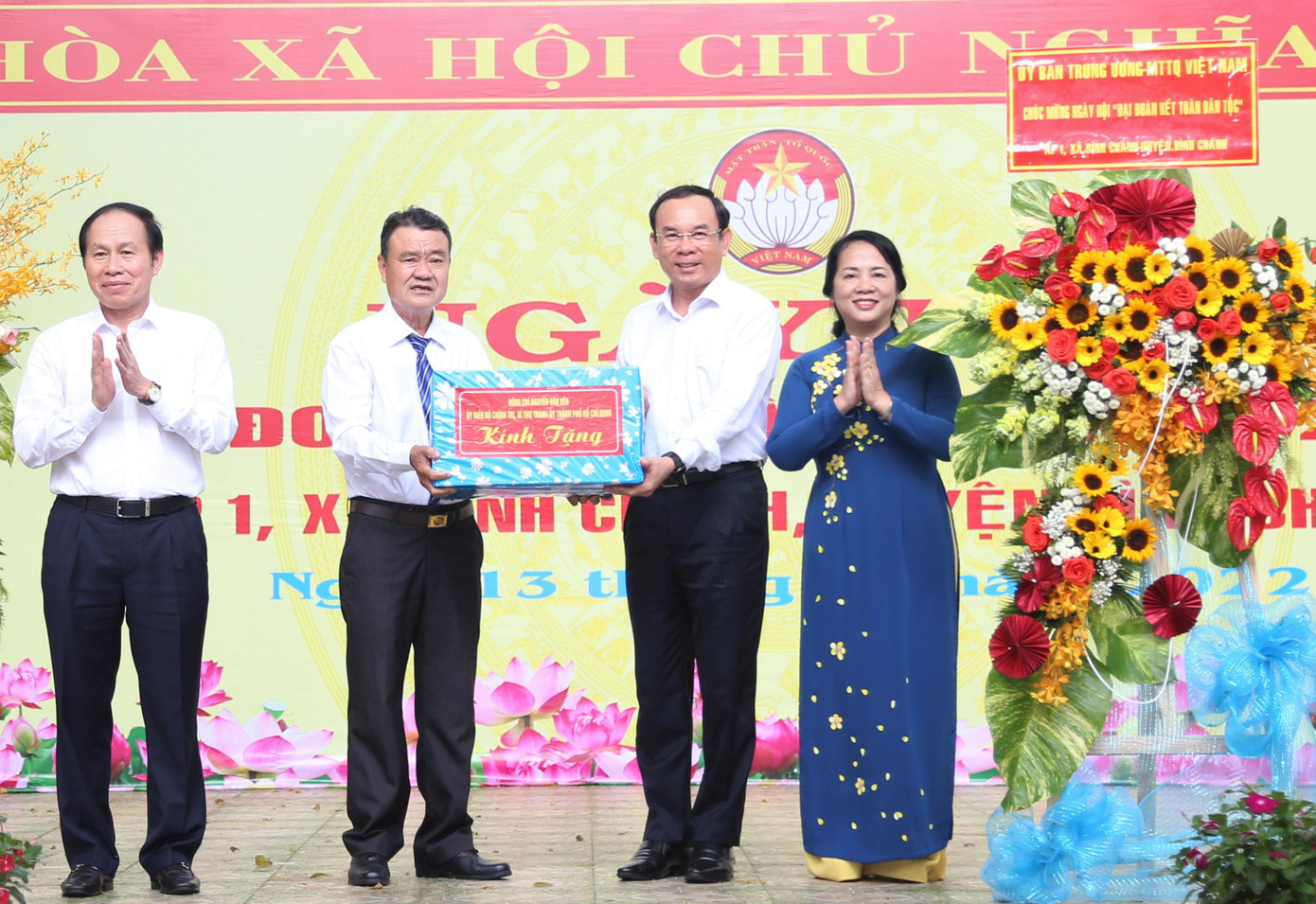 Đoàn công tác Trung ương MTTQ Việt Nam và Thành ủy - HĐND - UBND - Ủy ban MTTQ Việt Nam TPHCM trao quà tặng chính quyền và nhân dân địa phương. Đoàn công tác Trung ương MTTQ Việt Nam và Thành ủy - HĐND - UBND - Ủy ban MTTQ Việt Nam TPHCM trao quà tặng chính quyền và nhân dân địa phương.