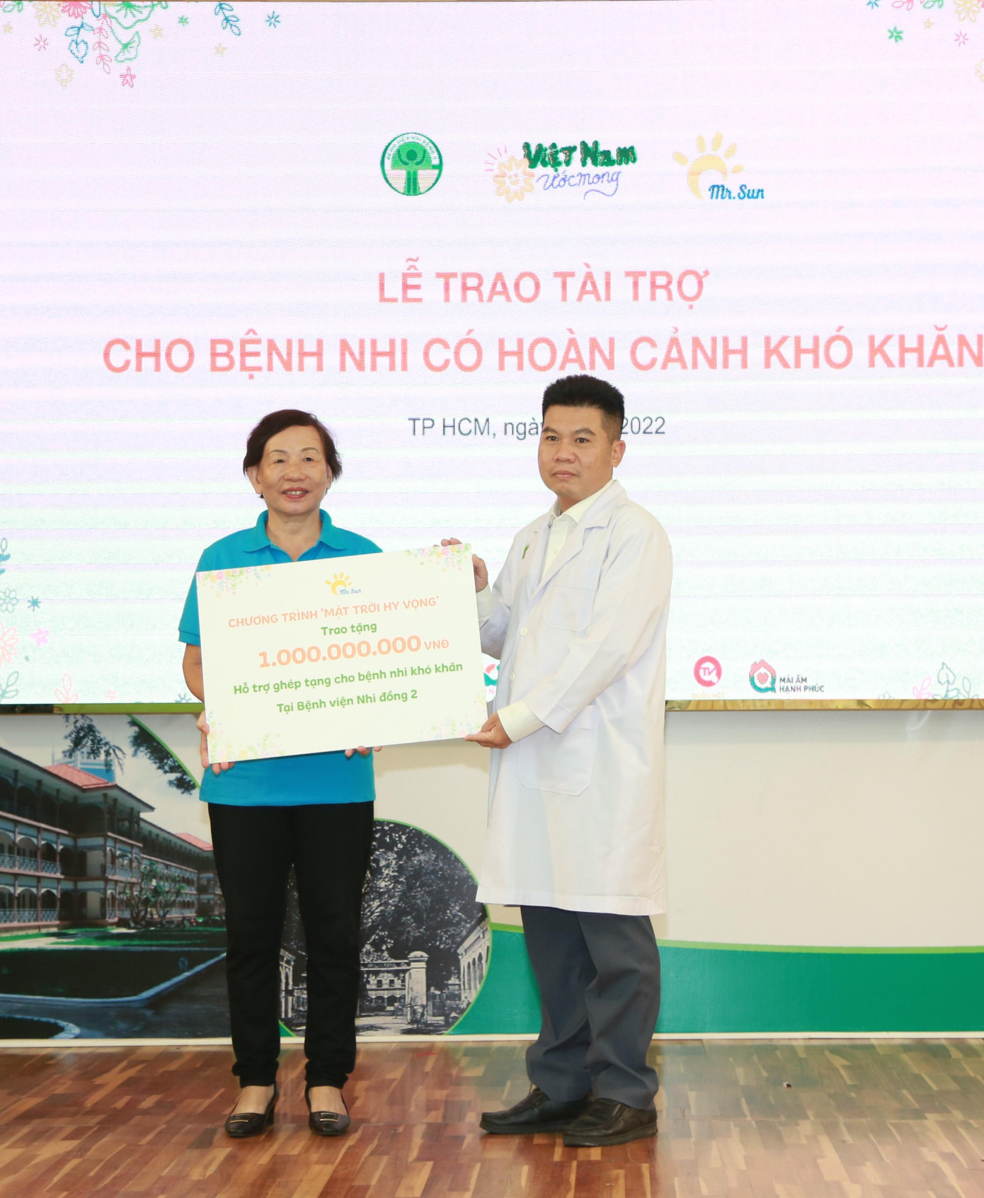 Bà Trương Thanh Thanh - Chủ tịch Quỹ Hy Vọng trao kinh phí hỗ trợ Bệnh viện Nhi đồng 1 thực hiện các ca ghép tạng cho bệnh nhi.