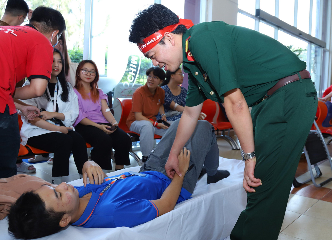 Trung tá, bác sĩ Vũ Sơn Giang (Bệnh viện Quân y 175) cho biết, độ tuổi từ 18-40 là giai đoạn có chất lượng máu tốt nhất. Do đó, khi kêu gọi hiến máu, chương trình sẽ ưu tiên các bạn sinh viên vì các bạn còn rất năng động và sẽ nhanh chóng phục hồi được lượng máu đã hiến. Trung tá Giang cho biết thêm, những hoạt động hiến máu thể hiện tinh thần đoàn kết, tương thân tương ái của đồng bào ta. Trung tá, bác sĩ Vũ Sơn Giang (Bệnh viện Quân y 175) cho biết, độ tuổi từ 18-40 là giai đoạn có chất lượng máu tốt nhất. Do đó, khi kêu gọi hiến máu, chương trình sẽ ưu tiên các bạn sinh viên vì các bạn còn rất năng động và sẽ nhanh chóng phục hồi được lượng máu đã hiến. Trung tá Giang cho biết thêm, những hoạt động hiến máu thể hiện tinh thần đoàn kết, tương thân tương ái của đồng bào ta.