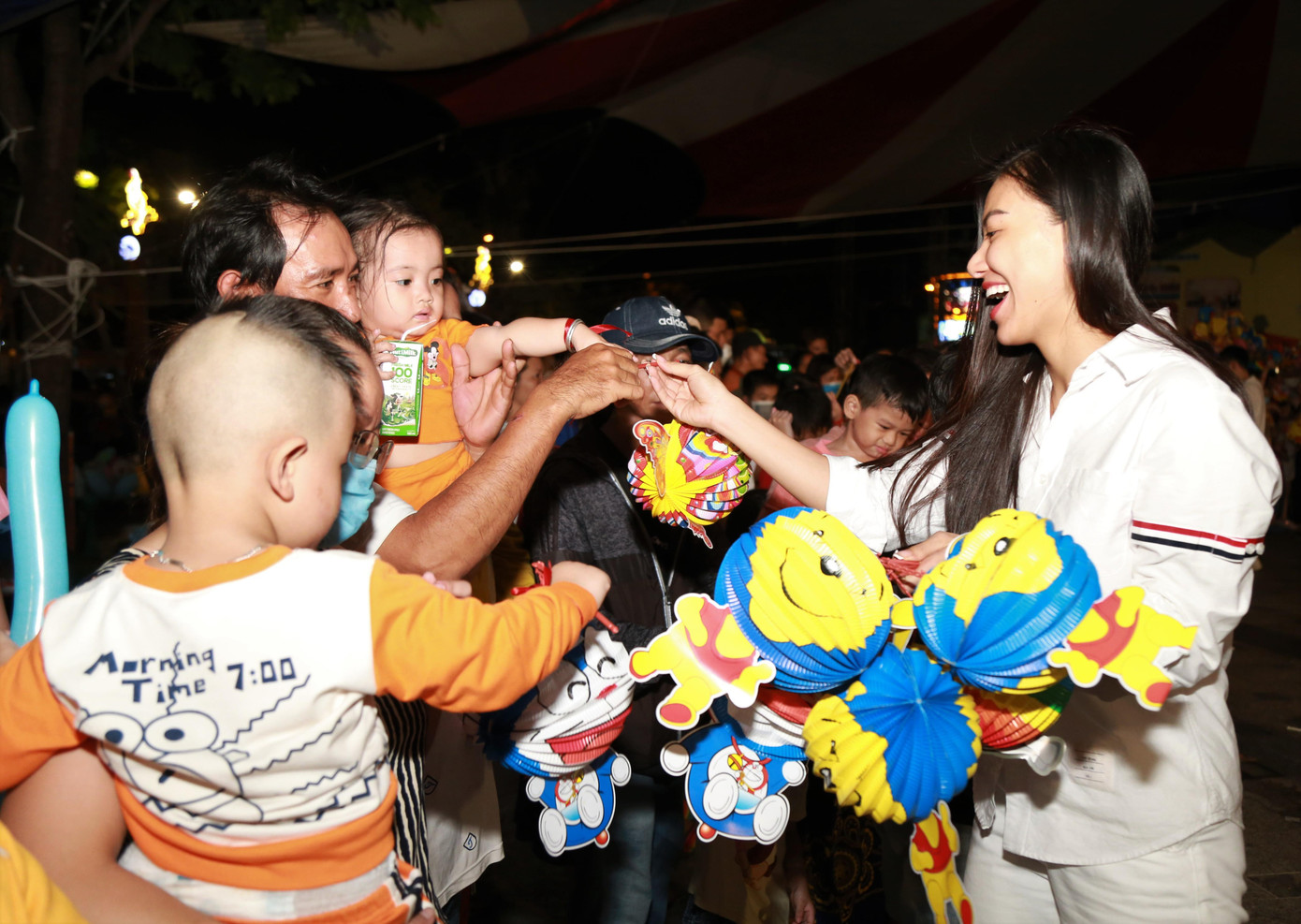 Các bạn nhỏ đón nhận lồng đèn từ nàng hậu.