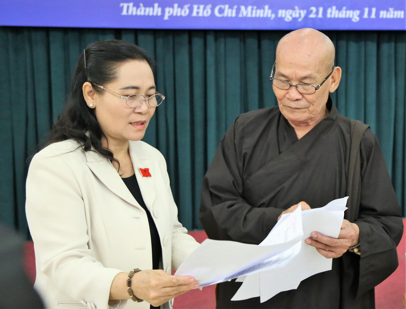 Chủ tịch HĐND TPHCM Nguyễn Thị Lệ trao đổi với các chức sắc tôn giáo tại buổi họp. Chủ tịch HĐND TPHCM Nguyễn Thị Lệ trao đổi với các chức sắc tôn giáo tại buổi họp.