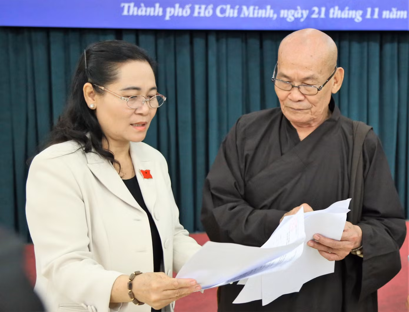 Chủ tịch HĐND TPHCM Nguyễn Thị Lệ trao đổi với các chức sắc tôn giáo tại buổi họp.