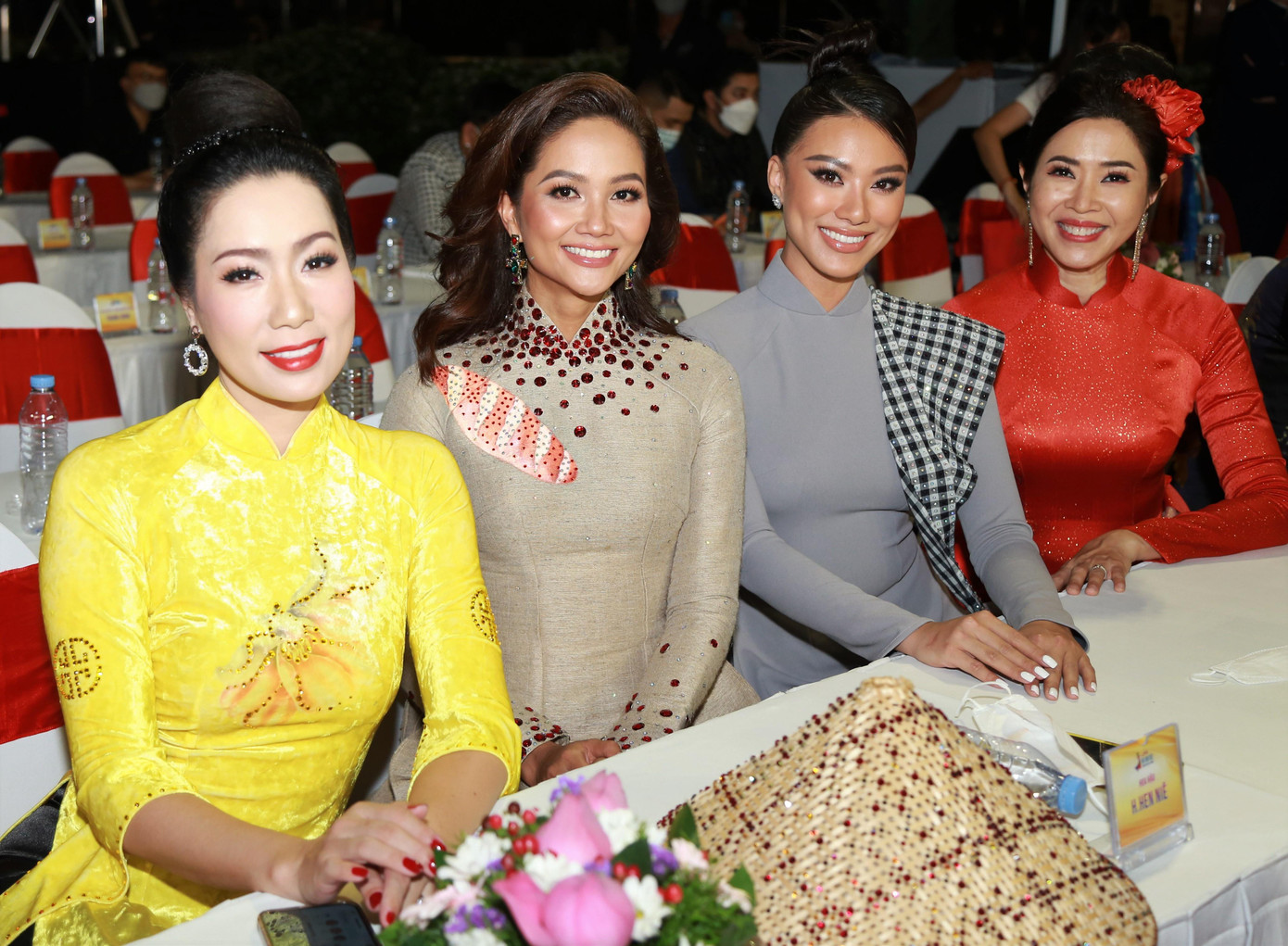 Nhan sắc kiêu sa của Á hậu Trịnh Kim Chi, Hoa hậu H'Hen Niê, Á hậu Kim Duyên, MC Quỳnh Hoa trong đêm hội ngộ tại lễ hội Nhan sắc kiêu sa của Á hậu Trịnh Kim Chi, Hoa hậu H'Hen Niê, Á hậu Kim Duyên, MC Quỳnh Hoa trong đêm hội ngộ tại lễ hội