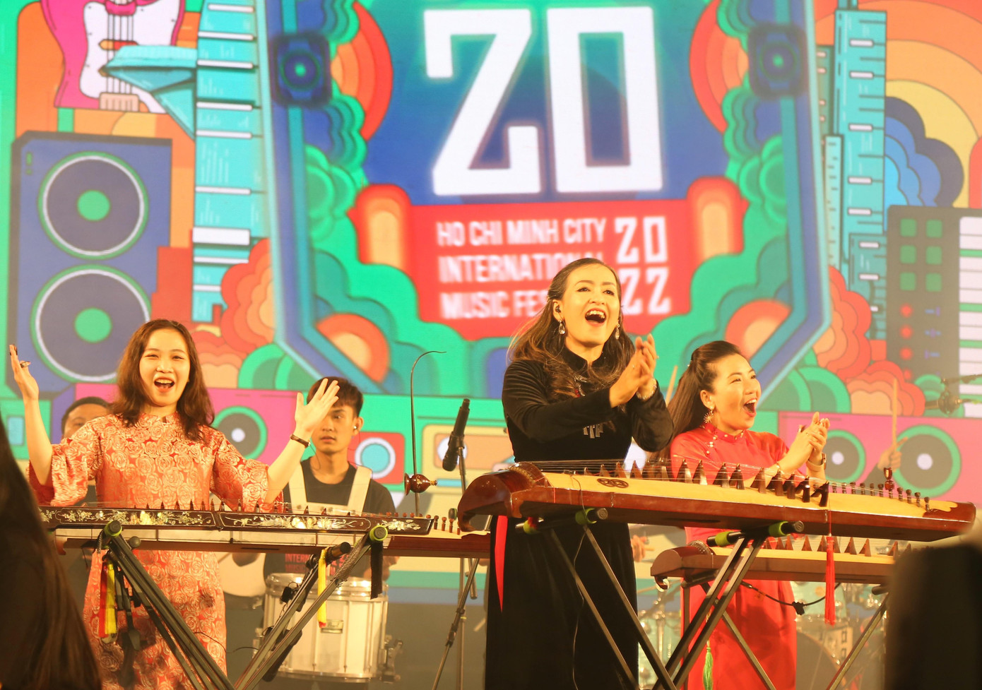 NSƯT Hải Phượng với ngón đàn tranh điêu luyện có màn hòa tấu với các nghệ sĩ trẻ mang phong cách âm nhạc đương đại. NSƯT Hải Phượng với ngón đàn tranh điêu luyện có màn hòa tấu với các nghệ sĩ trẻ mang phong cách âm nhạc đương đại.