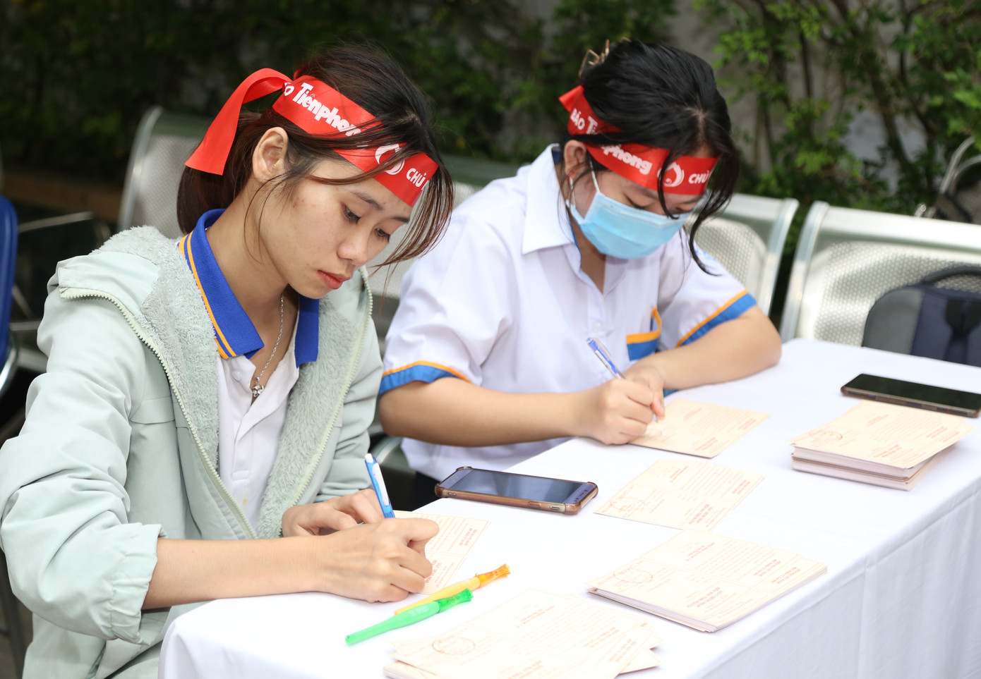 Các bạn tình nguyện viên nhà trường đến sớm hỗ trợ công tác tổ chức ngày hội Chủ nhật Đỏ trong các khâu như: Hướng dẫn, ghi thông tin thẻ hiến máu, phát quà cho người hiến máu...