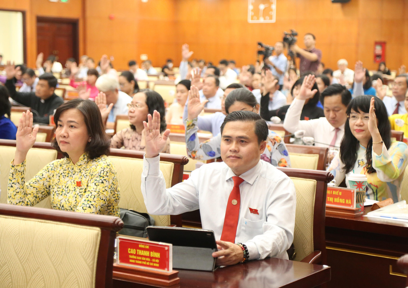 Đại biểu biểu quyết thông qua các nghị quyết trình tại kỳ họp. Ảnh: Ngô Tùng