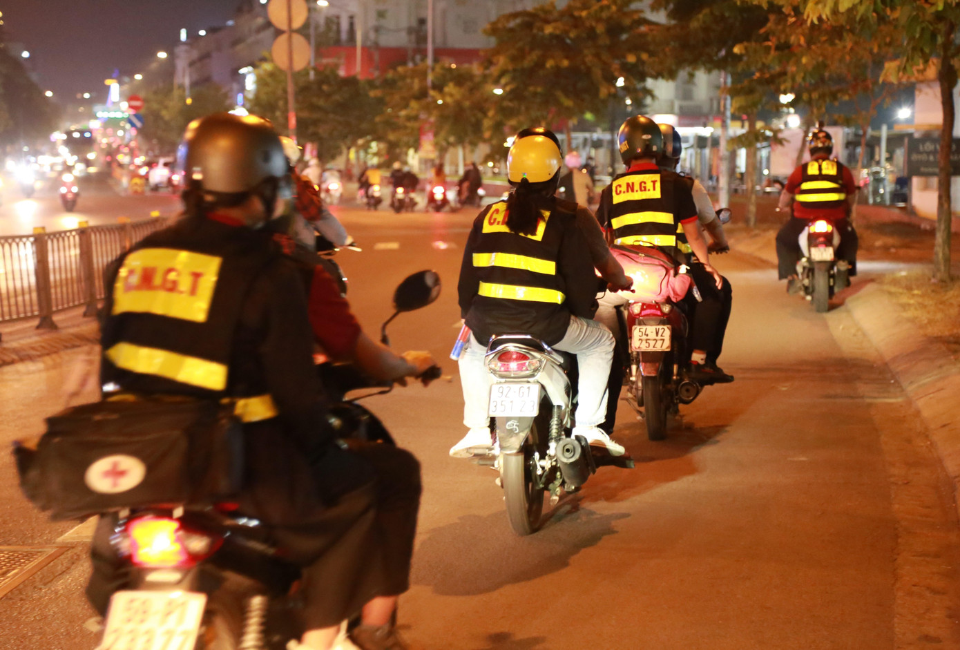 Nhóm bạn trẻ rong ruổi qua các cung đường quen thuộc trên địa bàn quận Gò Vấp và Tân Bình.