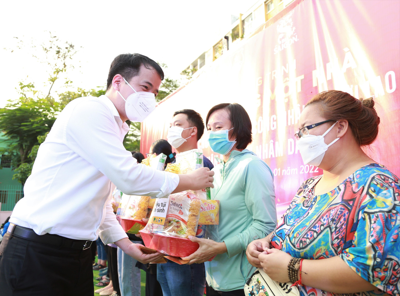 Bí thư T.Ư Đoàn Ngô Văn Cương trao quà Tết cho bà con.