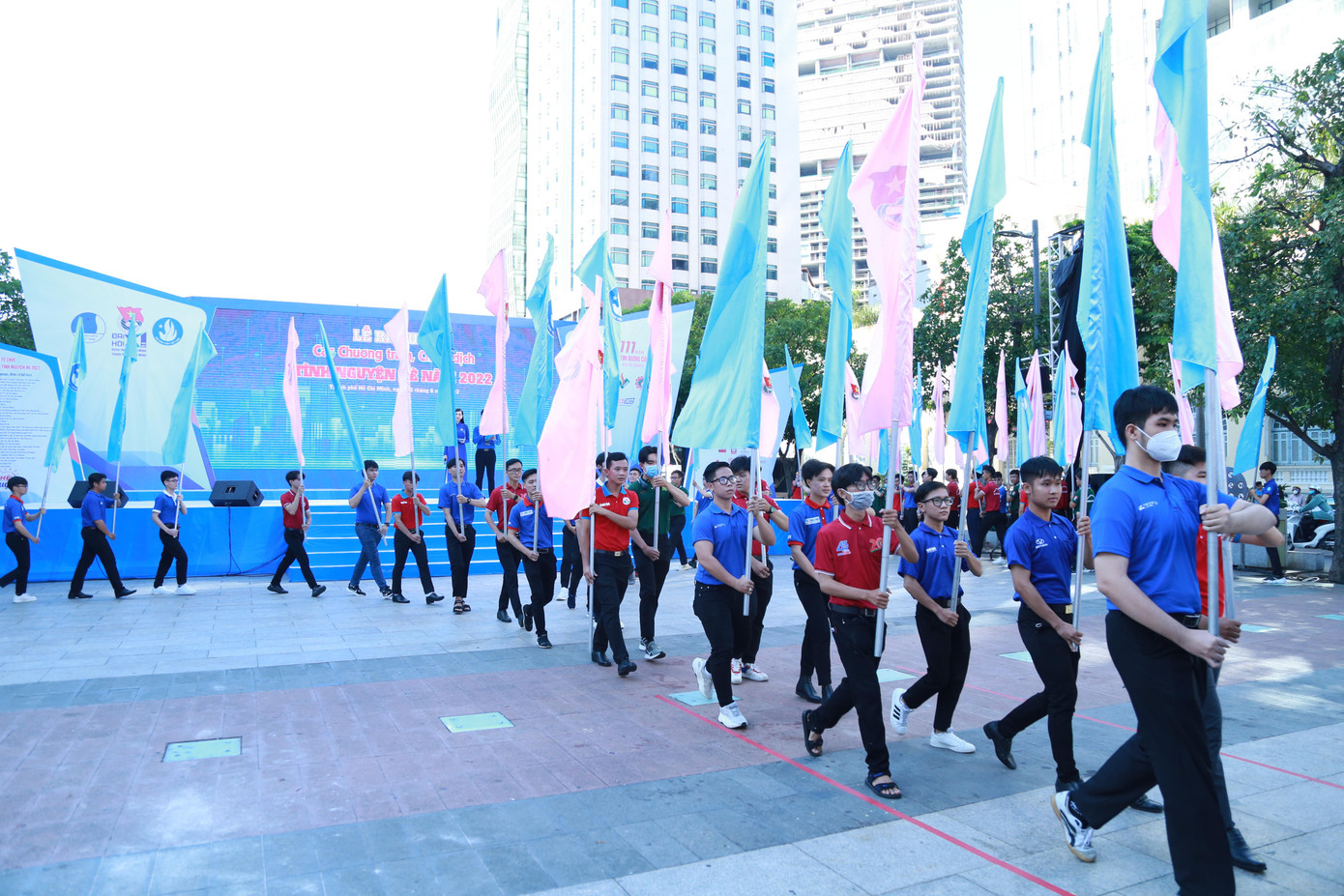 Diễn ra từ ngày 5/6/2022 đến ngày 7/8/2022, chuỗi hoạt động tình nguyện hè TPHCM năm nay được triển khai đồng loạt gồm 6 chương trình, chiến dịch tình nguyện mang nhiều dấu ấn đặc trưng, là: Mùa hè xanh, Hoa phượng đỏ, Kỳ nghỉ hồng, Hành quân xanh, Tiếp sức mùa thi và Gia sư áo xanh - Ảnh: Ngô Tùng